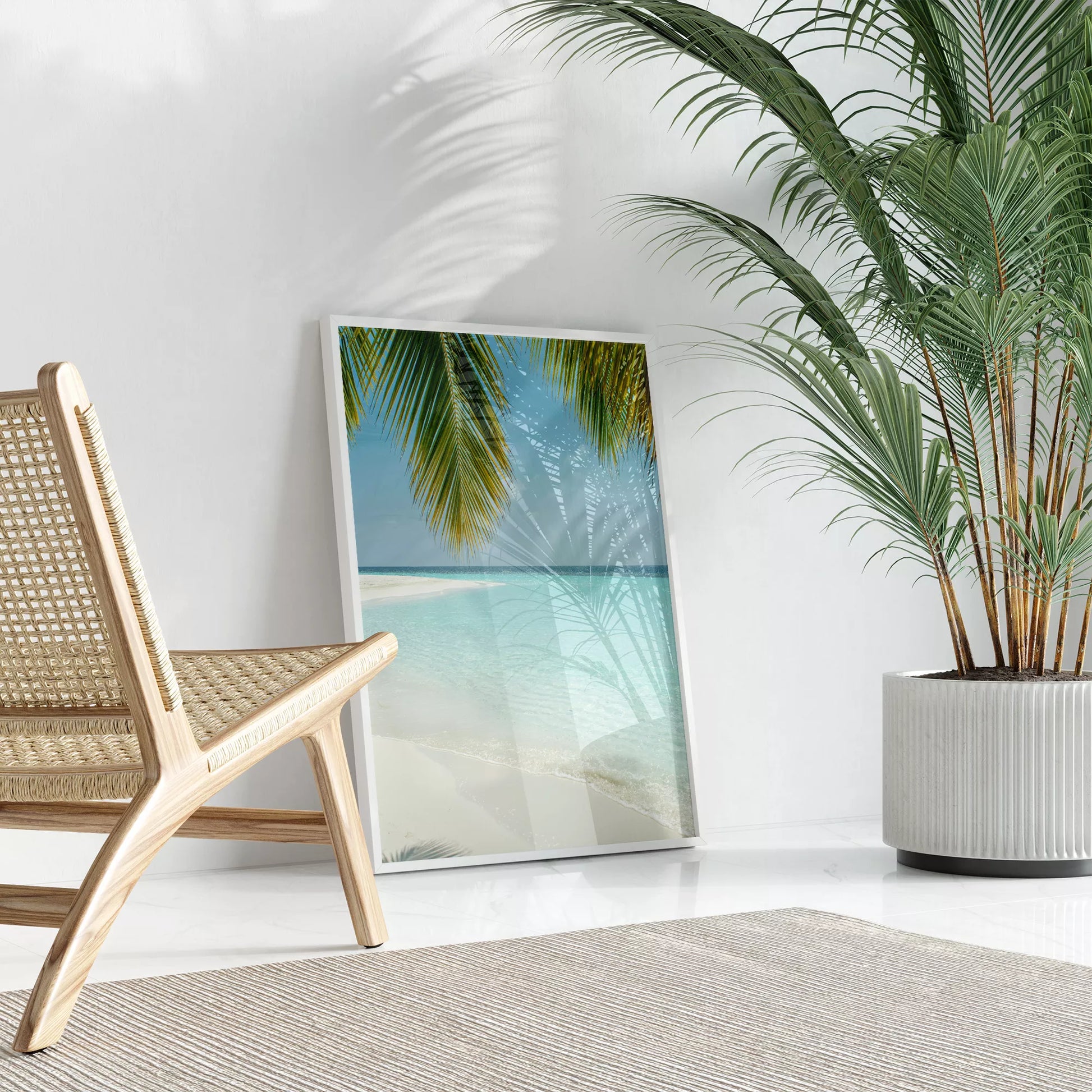 青い海とヤシの葉が映える白砂のビーチ風景