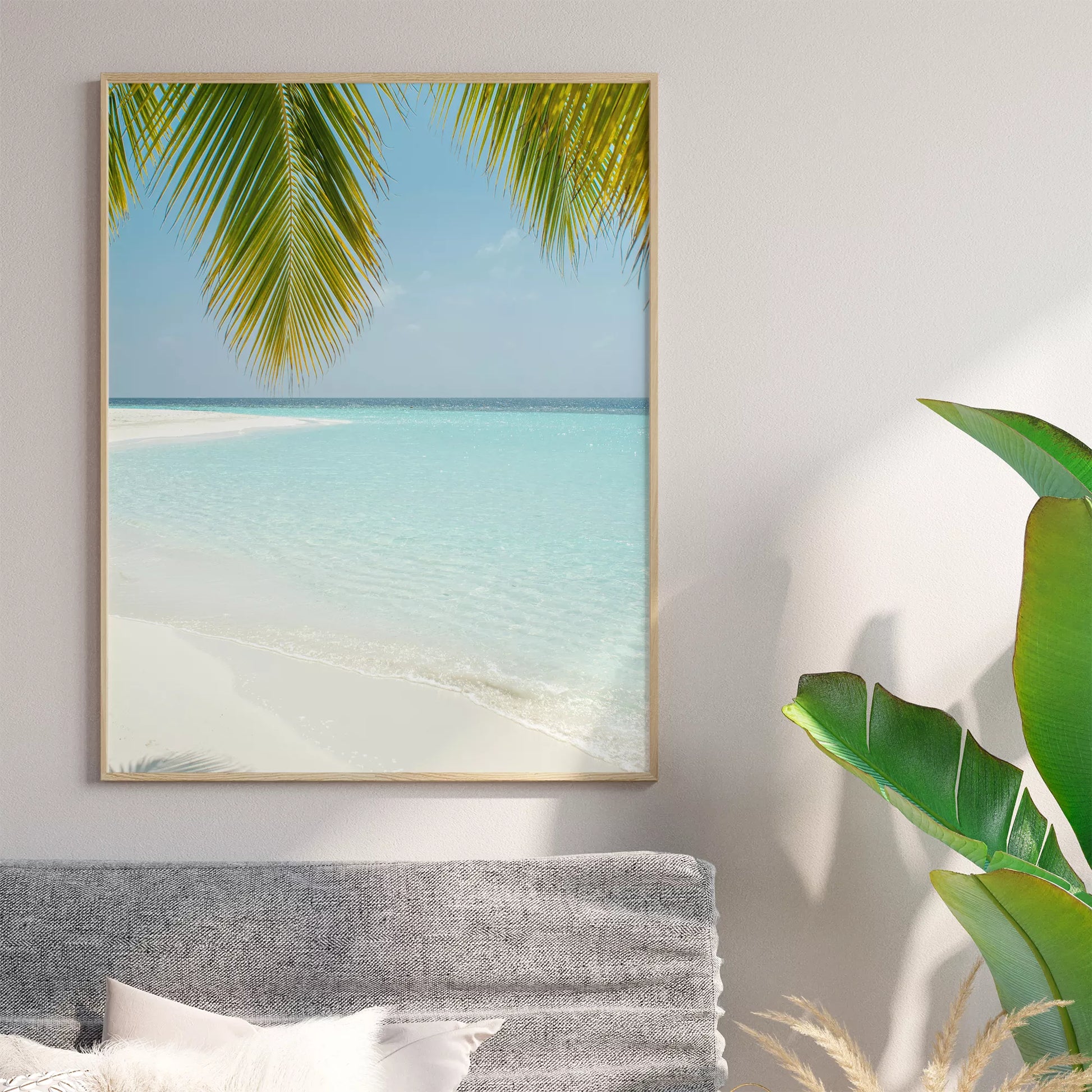 青い海とヤシの葉が映える白砂のビーチ風景