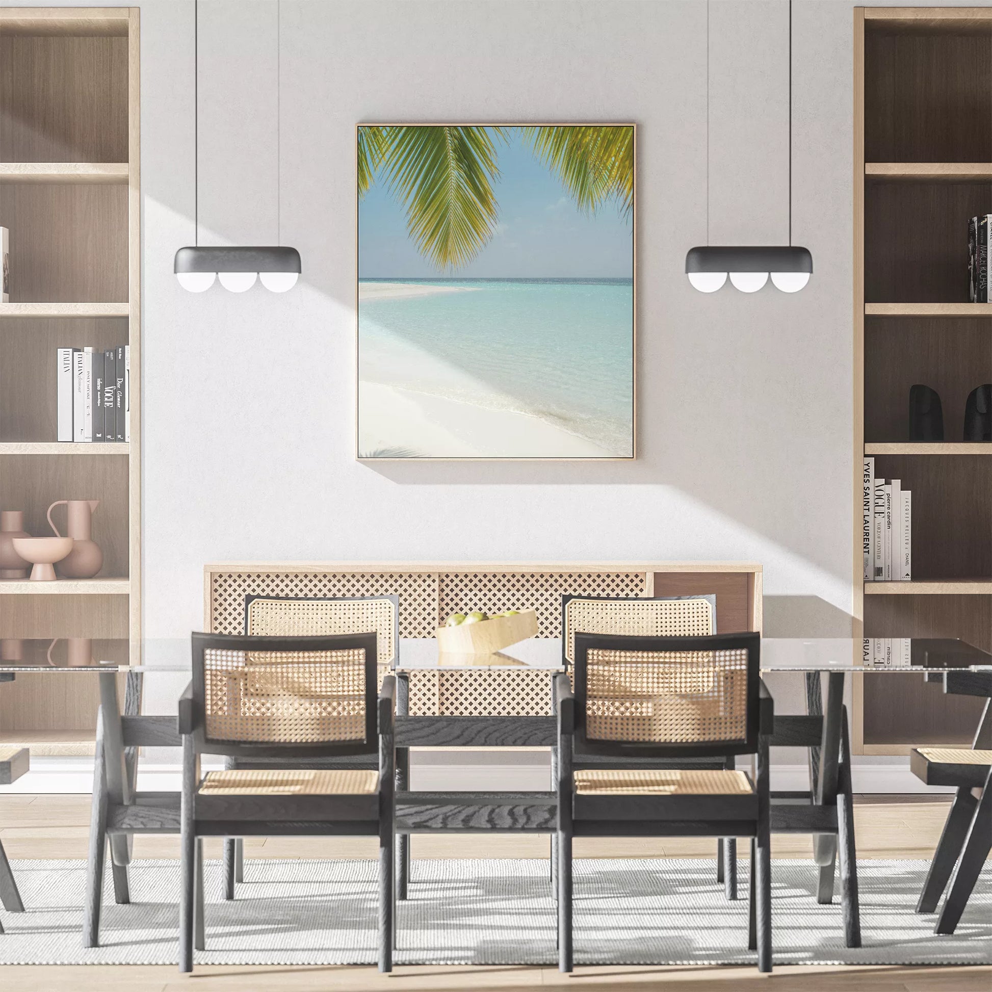 青い海とヤシの葉が映える白砂のビーチ風景