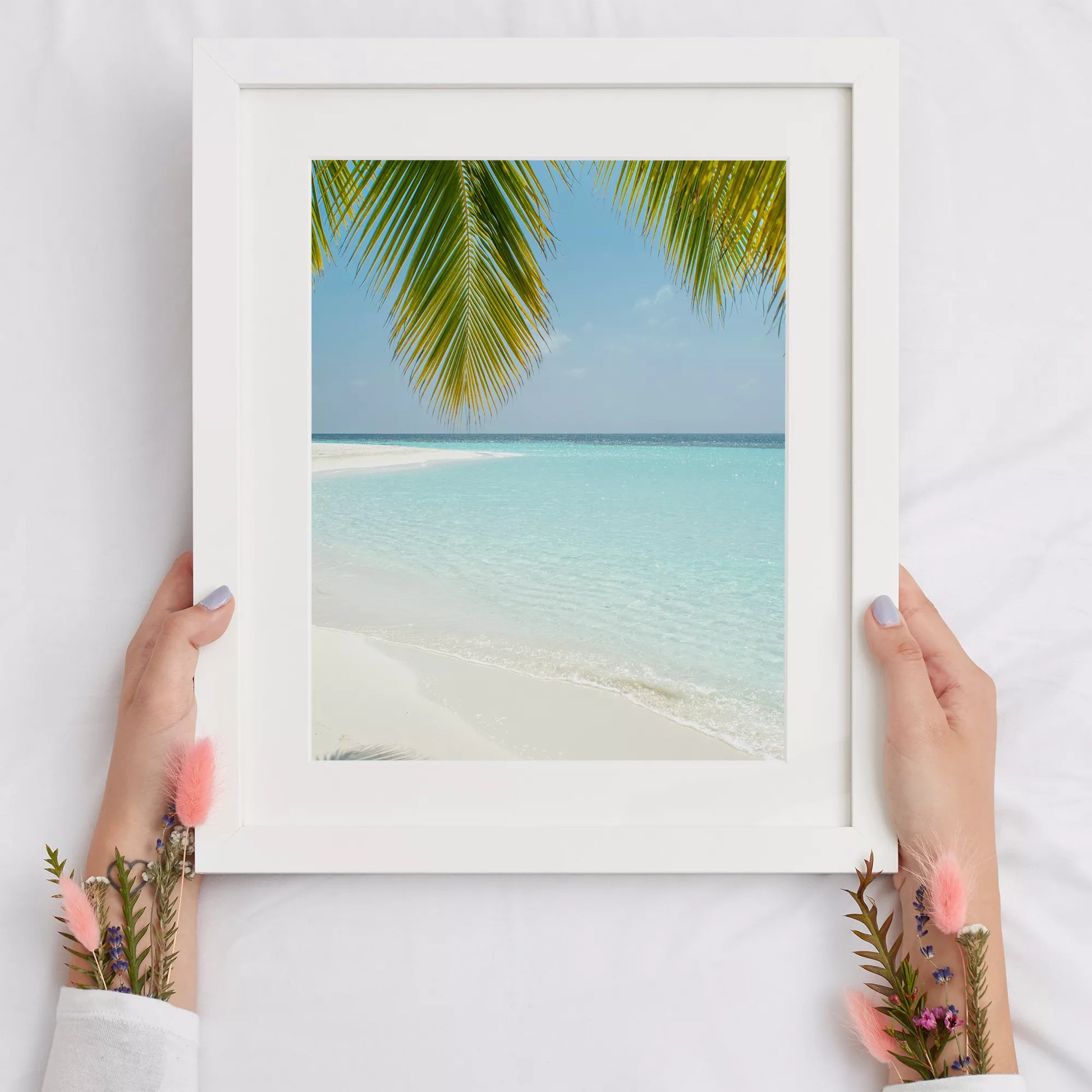 青い海とヤシの葉が映える白砂のビーチ風景