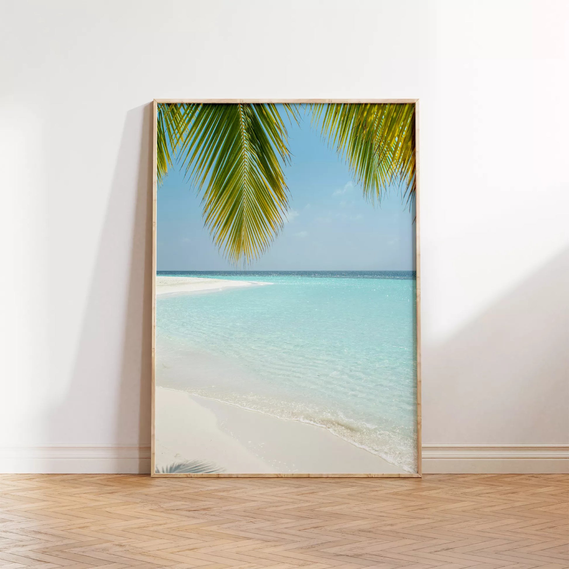 青い海とヤシの葉が映える白砂のビーチ風景