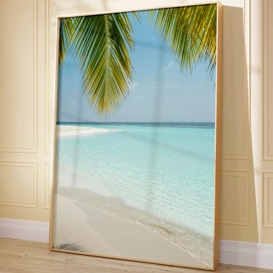 青い海とヤシの葉が映える白砂のビーチ風景