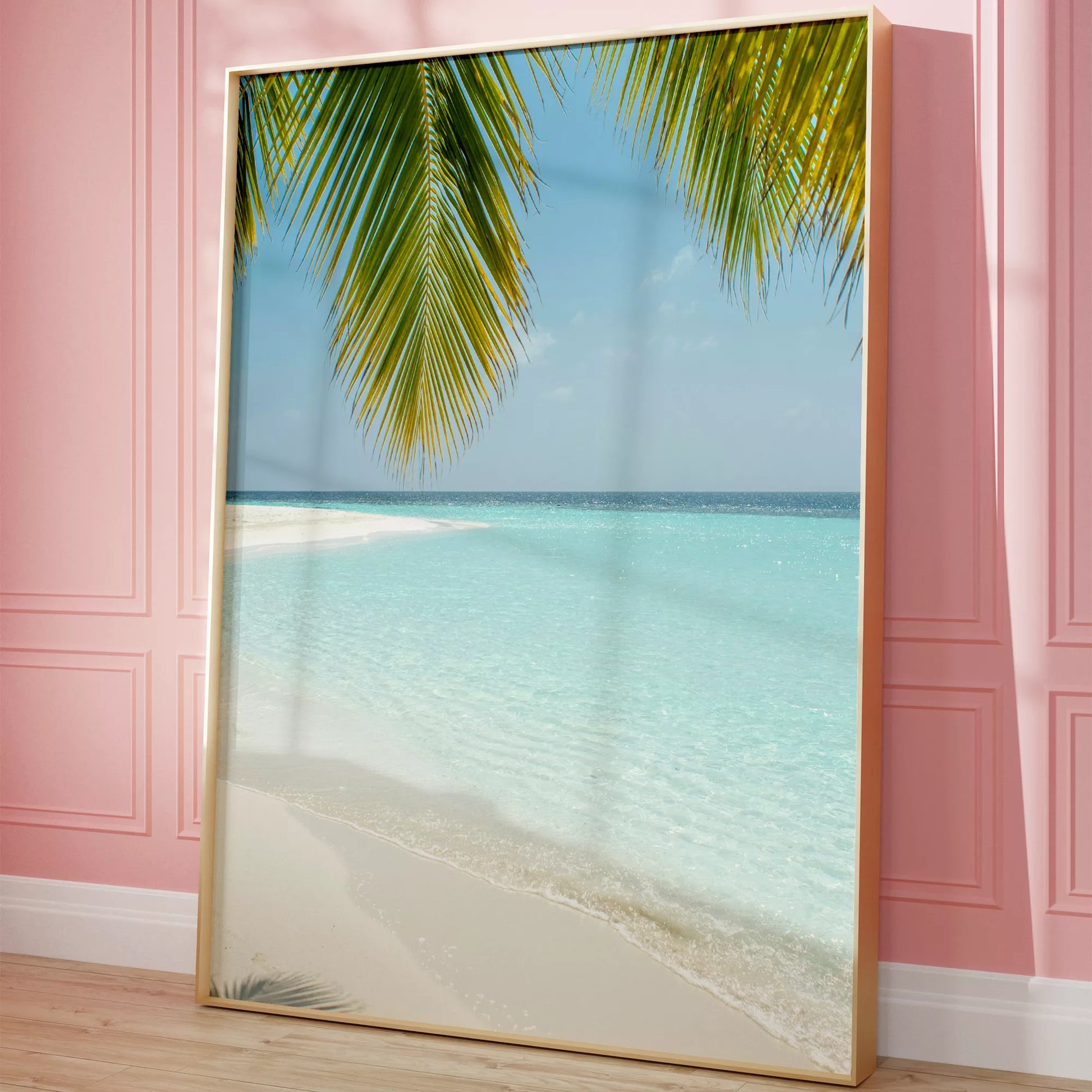 青い海とヤシの葉が映える白砂のビーチ風景