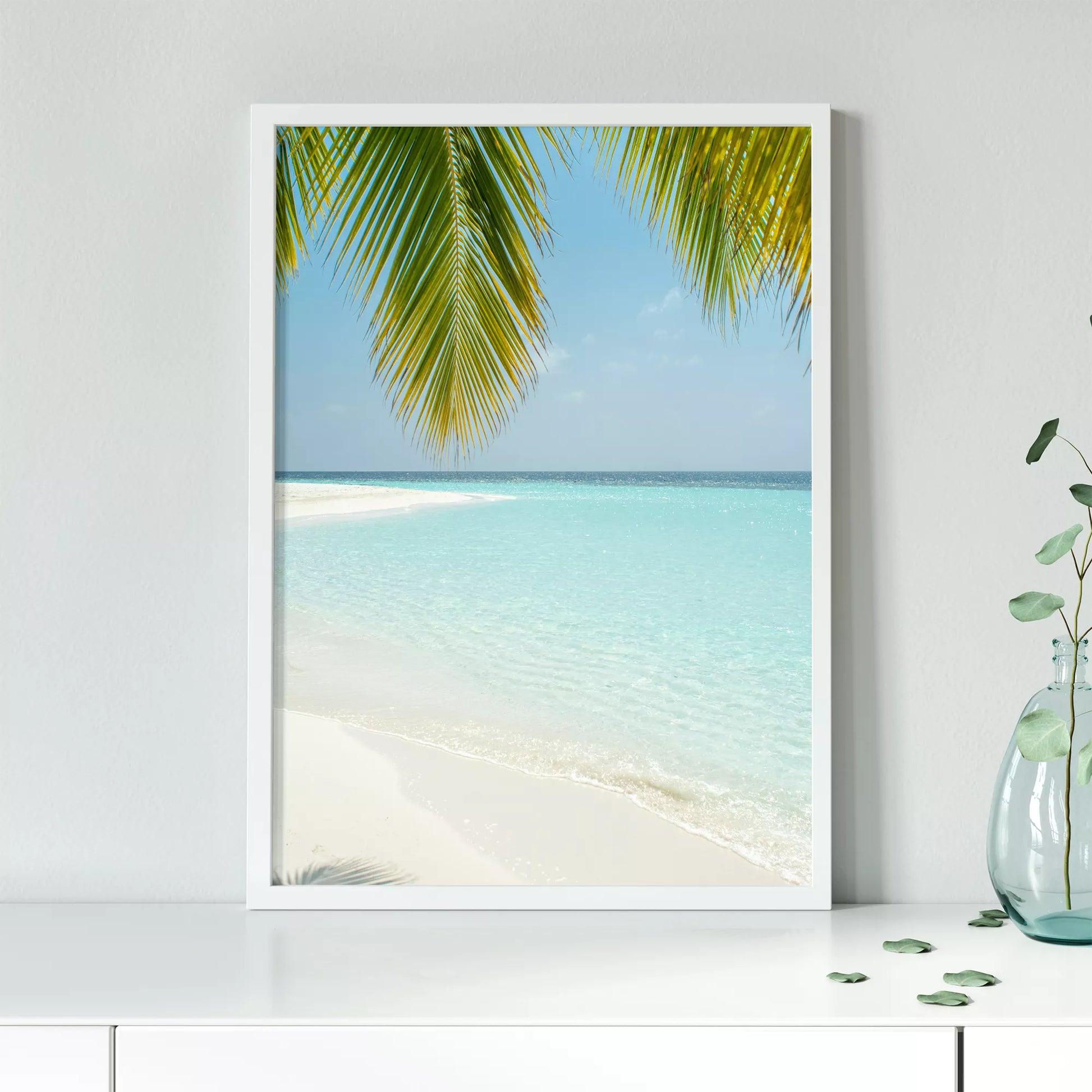 青い海とヤシの葉が映える白砂のビーチ風景