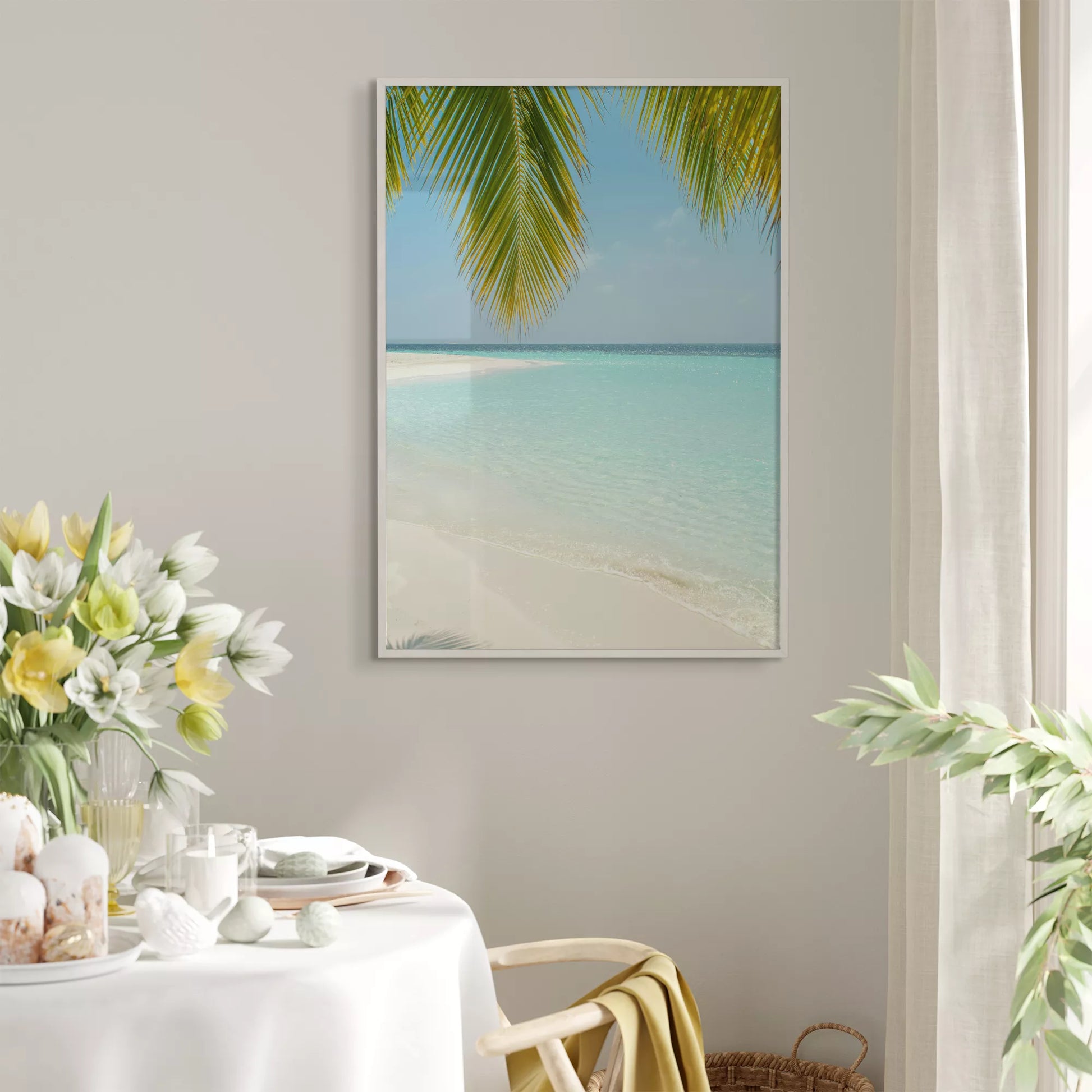 青い海とヤシの葉が映える白砂のビーチ風景