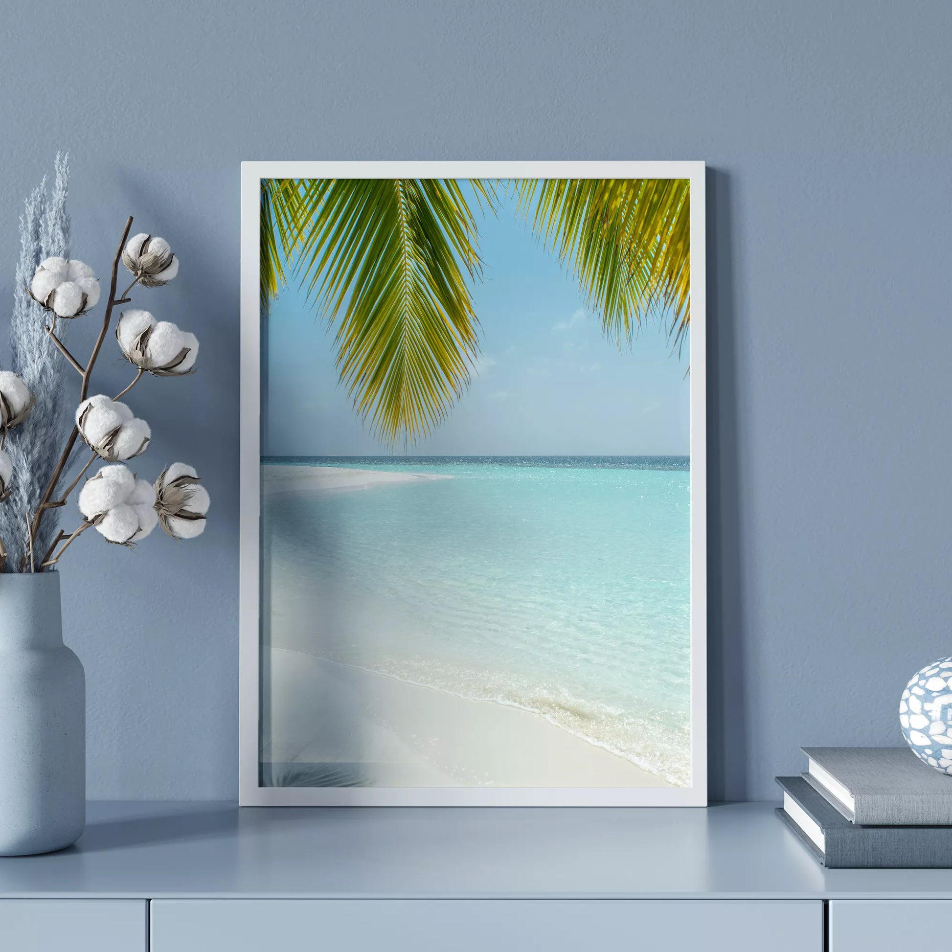 青い海とヤシの葉が映える白砂のビーチ風景