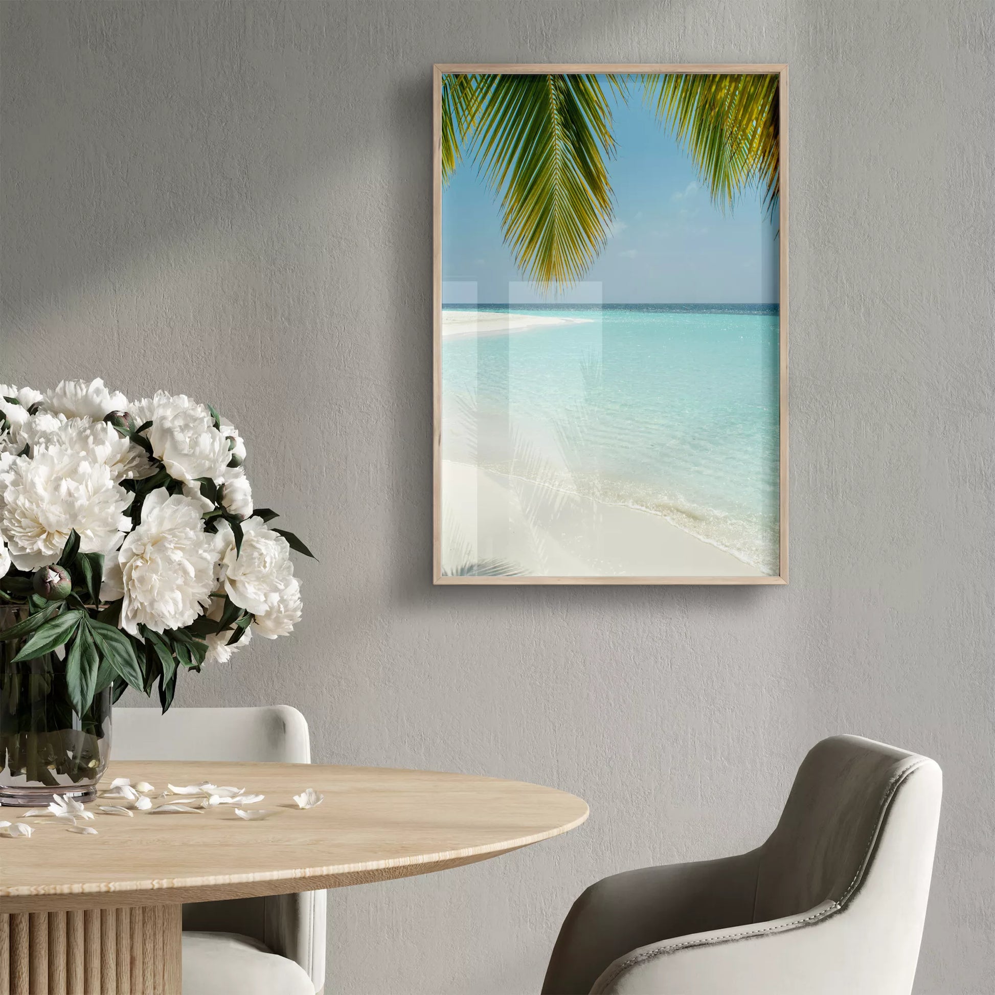 青い海とヤシの葉が映える白砂のビーチ風景