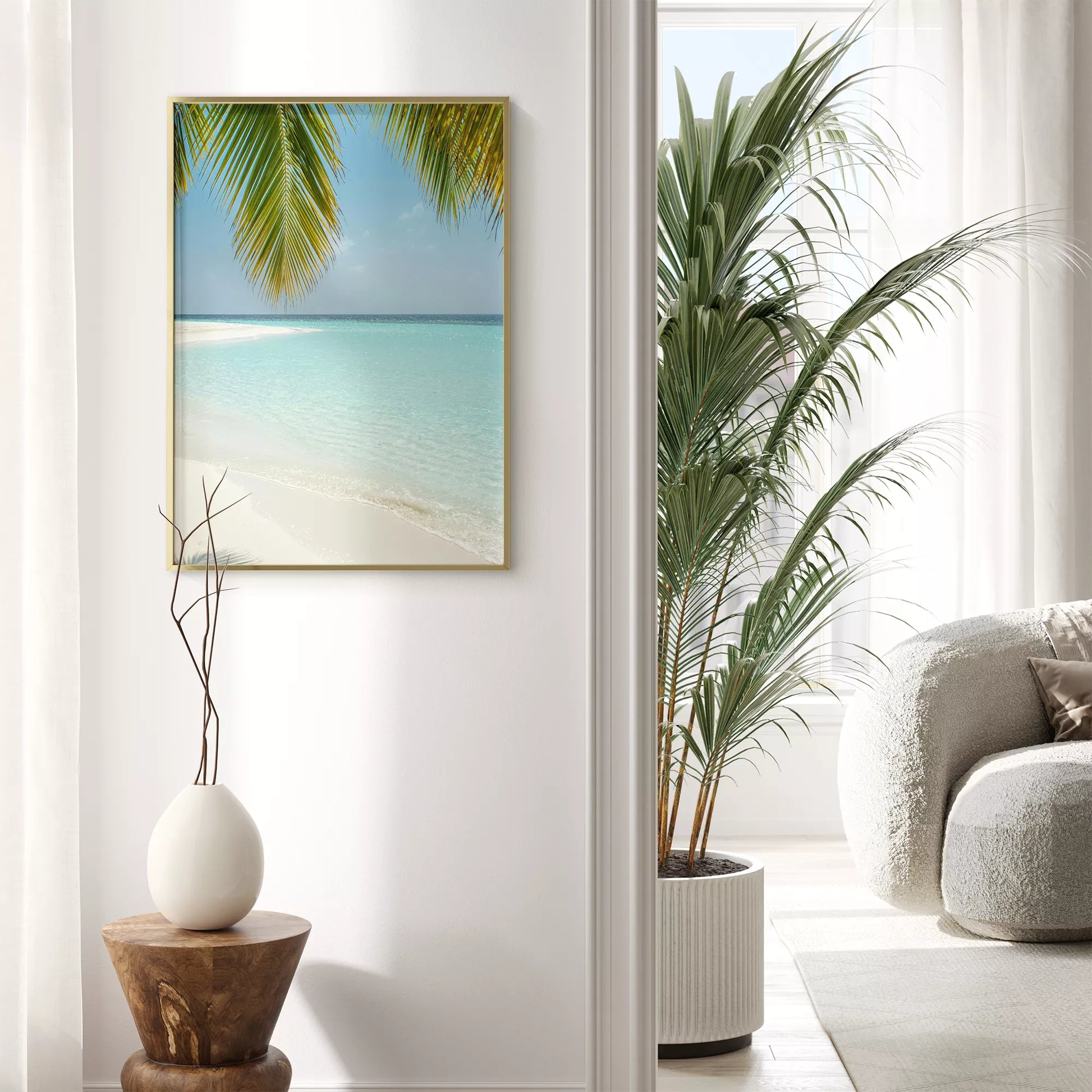 青い海とヤシの葉が映える白砂のビーチ風景