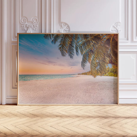 夕暮れのトロピカルビーチ、ヤシの木と青い海の絶景