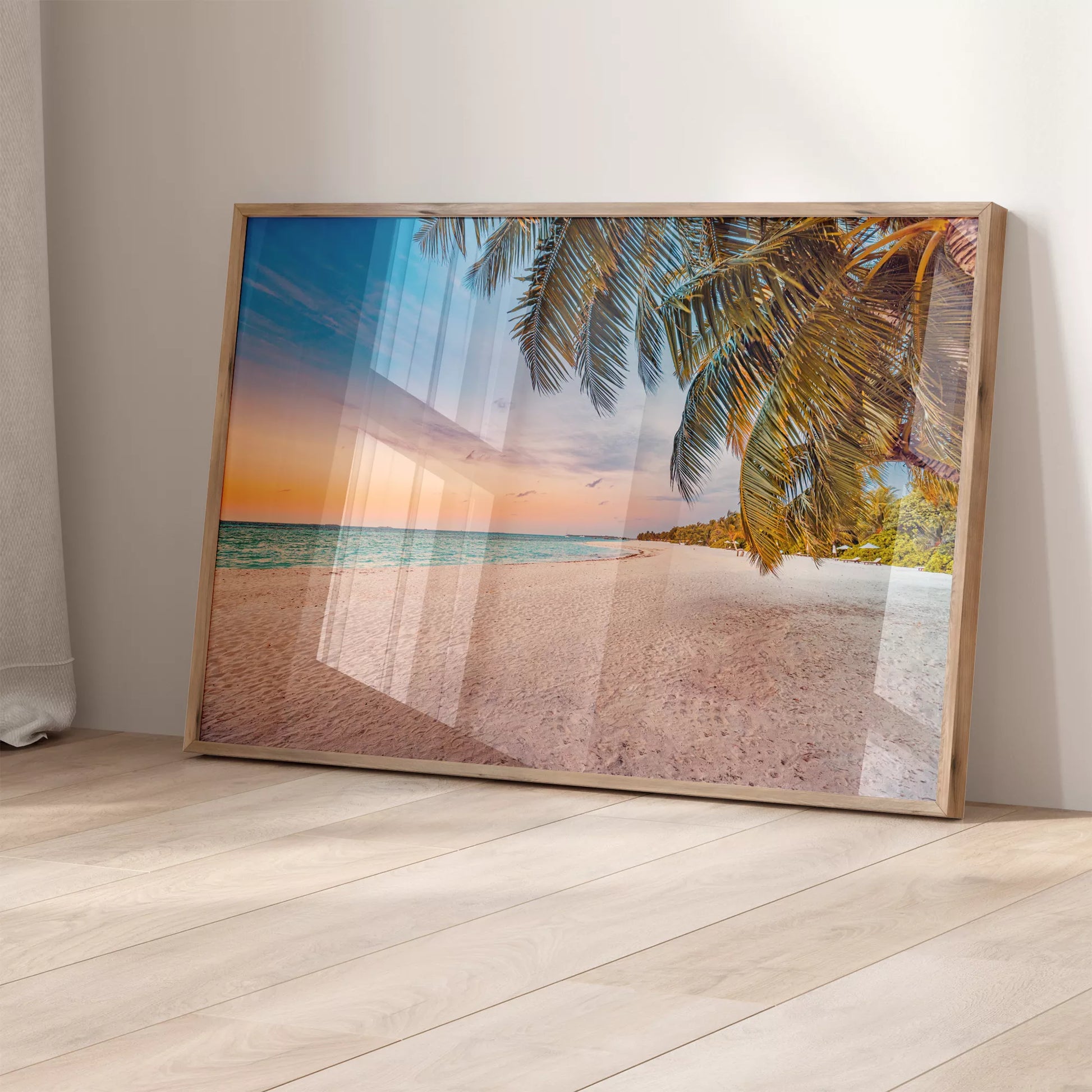 夕暮れのトロピカルビーチ、ヤシの木と青い海の絶景