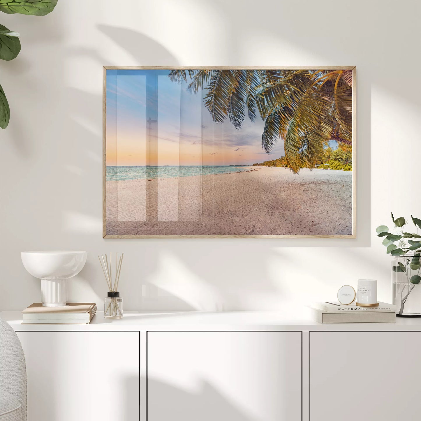 夕暮れのトロピカルビーチ、ヤシの木と青い海の絶景