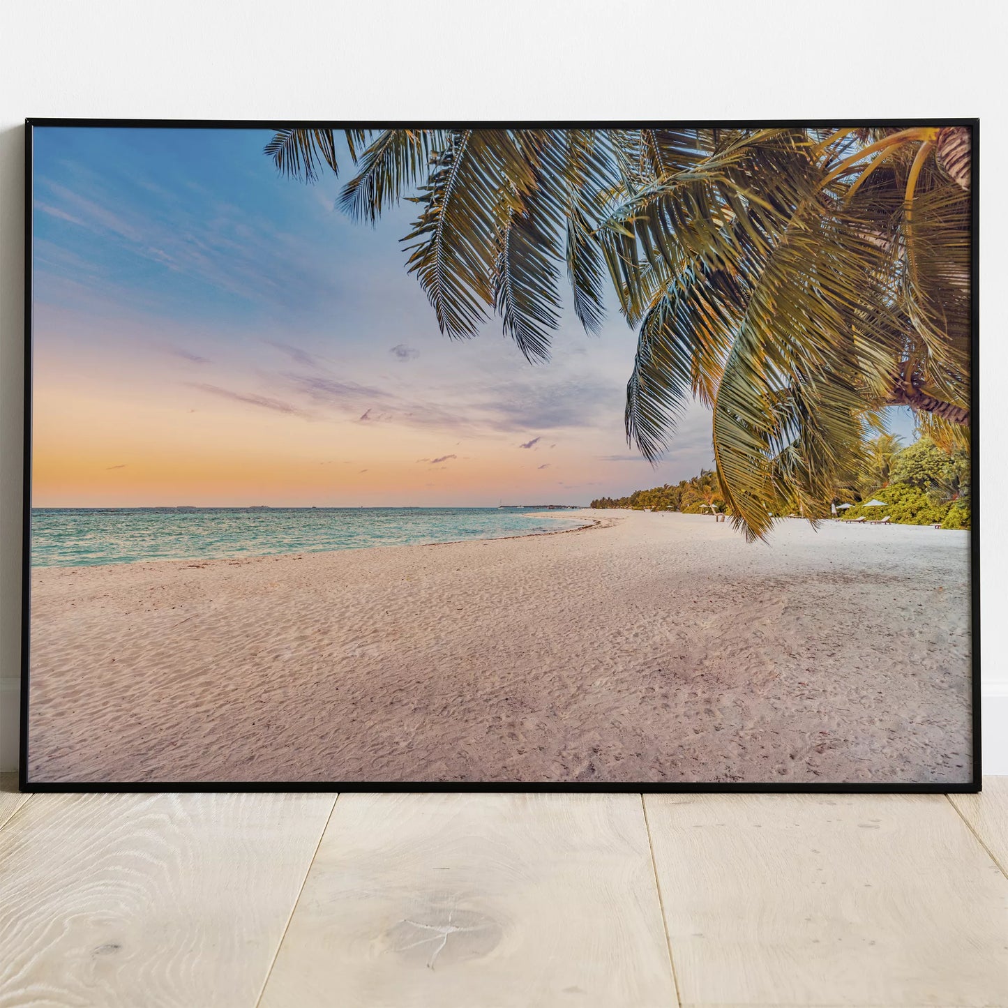 夕暮れのトロピカルビーチ、ヤシの木と青い海の絶景