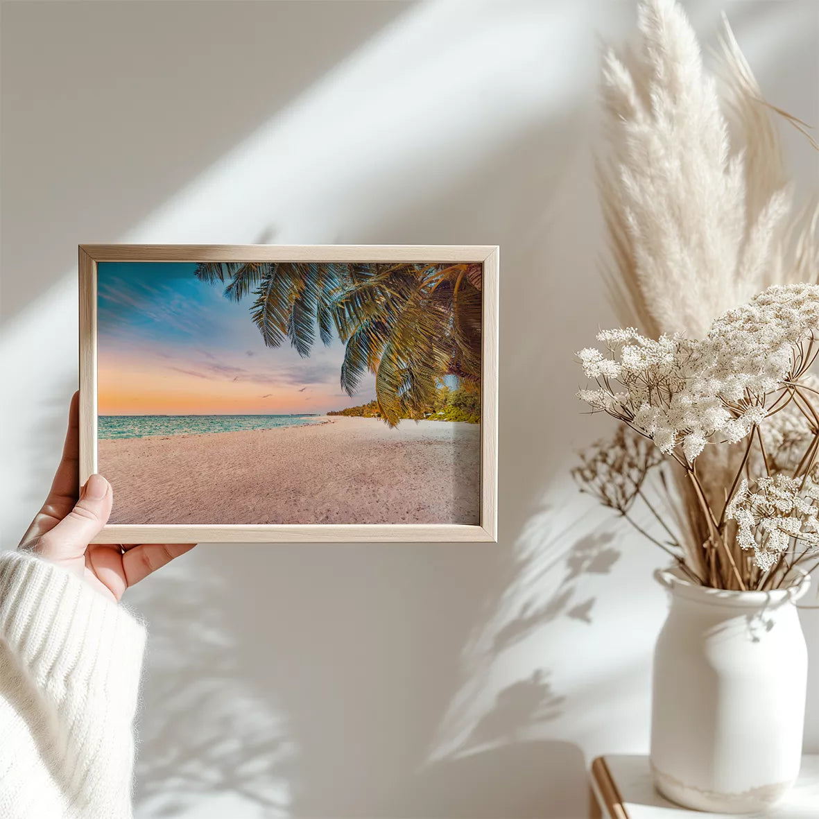 夕暮れのトロピカルビーチ、ヤシの木と青い海の絶景