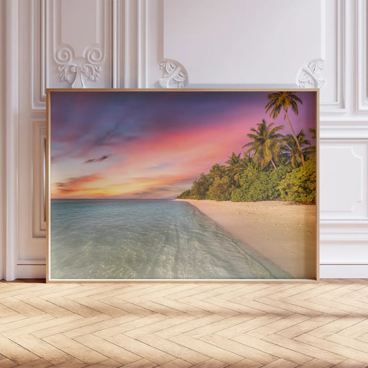 エメラルドグリーンの海と夕焼け空が織りなす南国ビーチの風景