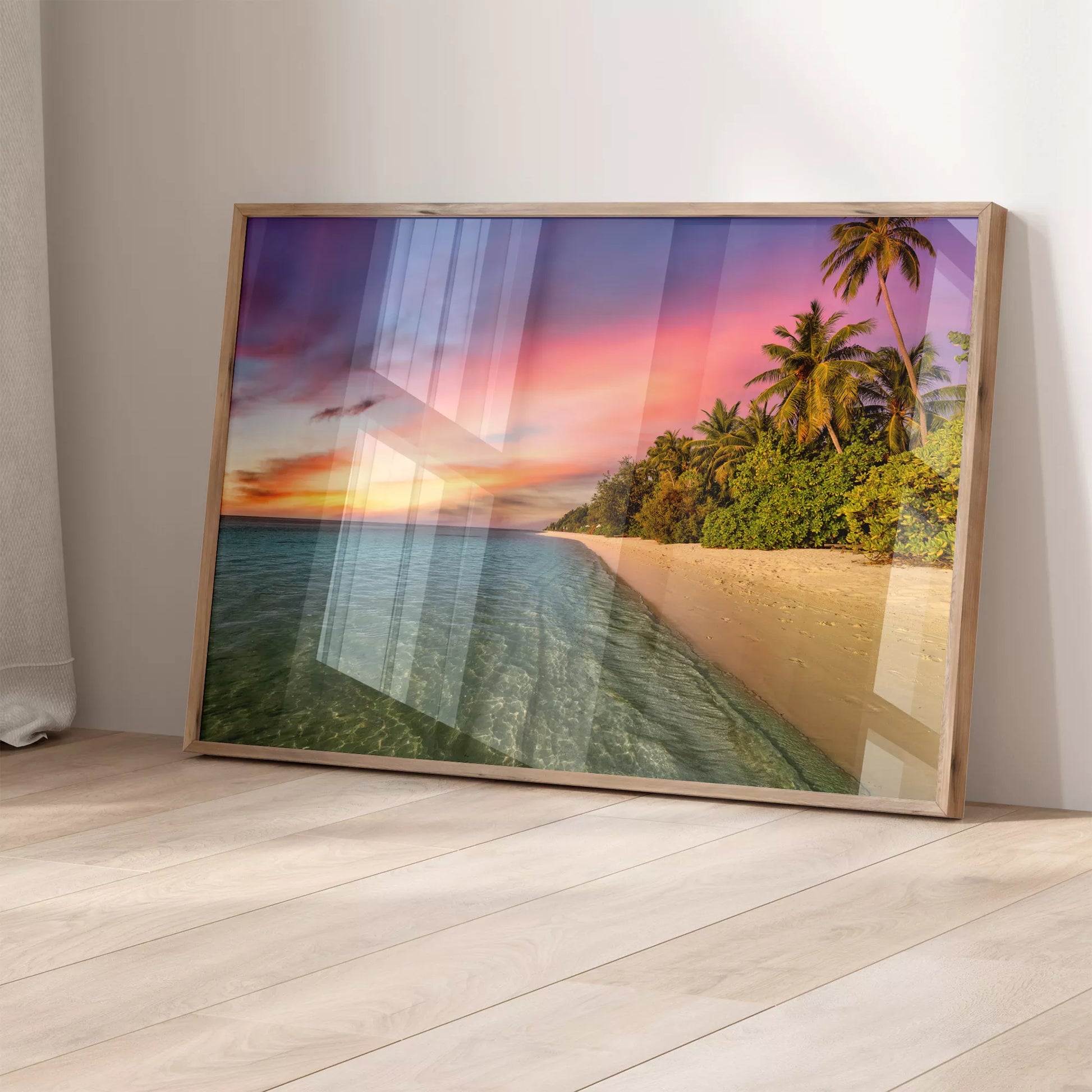 エメラルドグリーンの海と夕焼け空が織りなす南国ビーチの風景