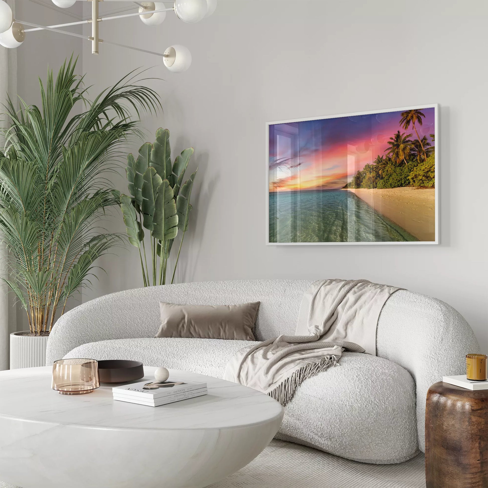 エメラルドグリーンの海と夕焼け空が織りなす南国ビーチの風景