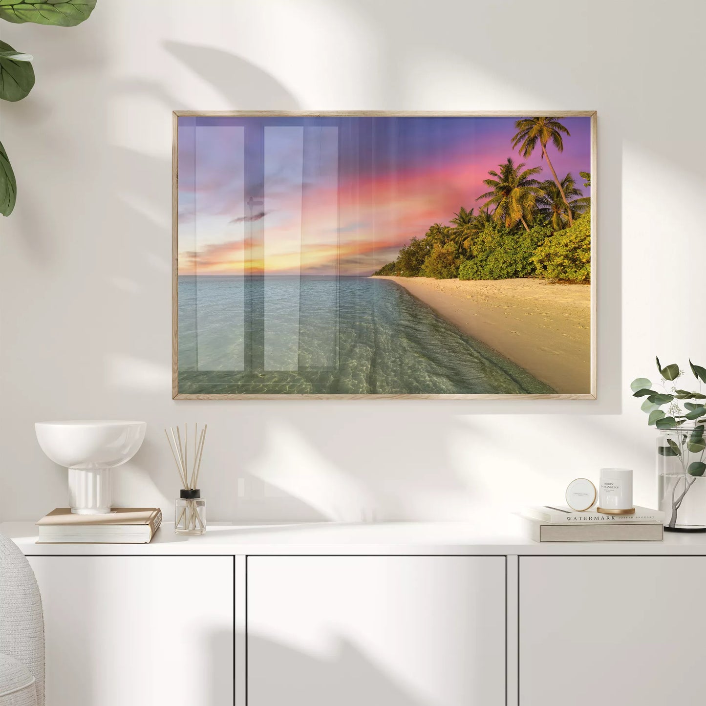 エメラルドグリーンの海と夕焼け空が織りなす南国ビーチの風景