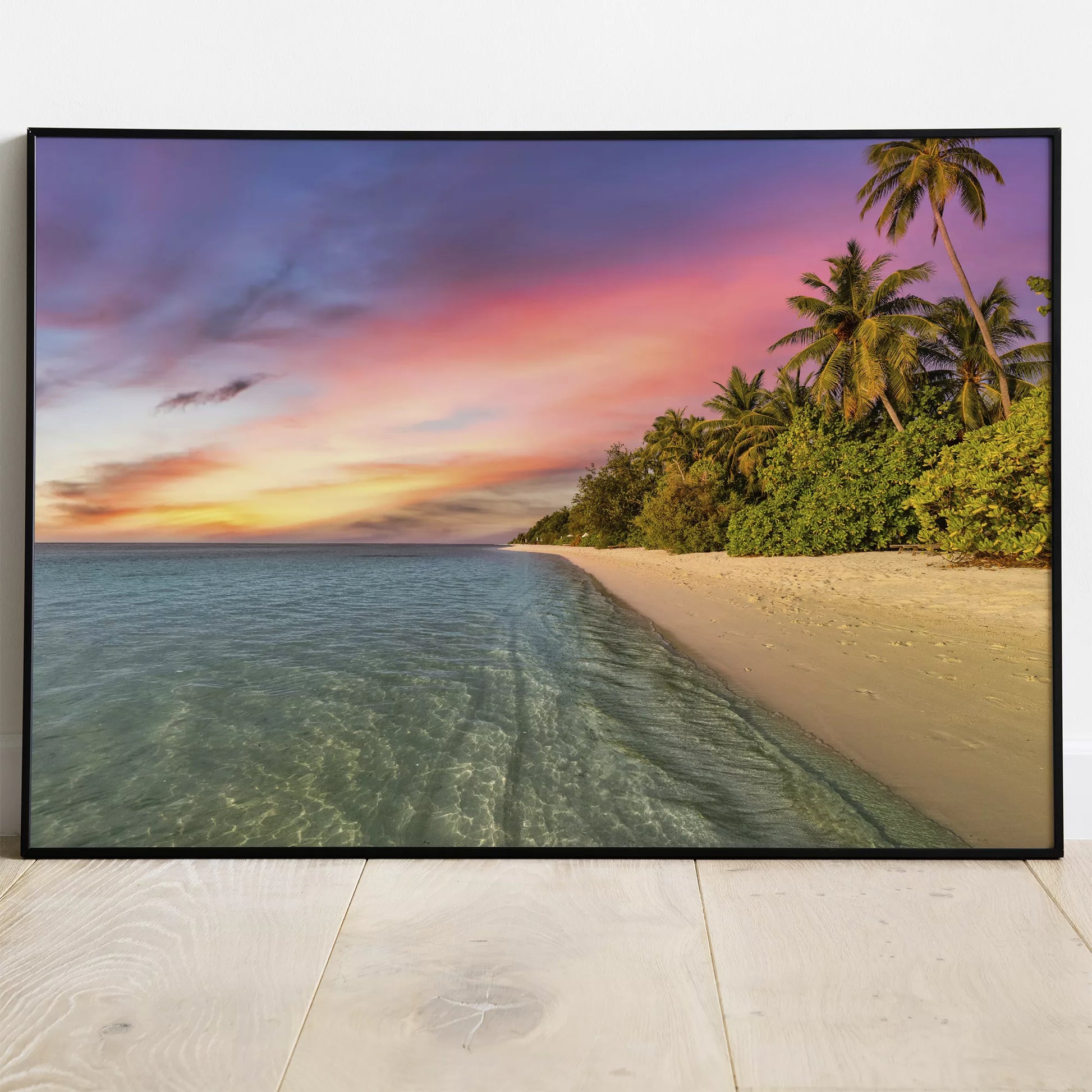 エメラルドグリーンの海と夕焼け空が織りなす南国ビーチの風景