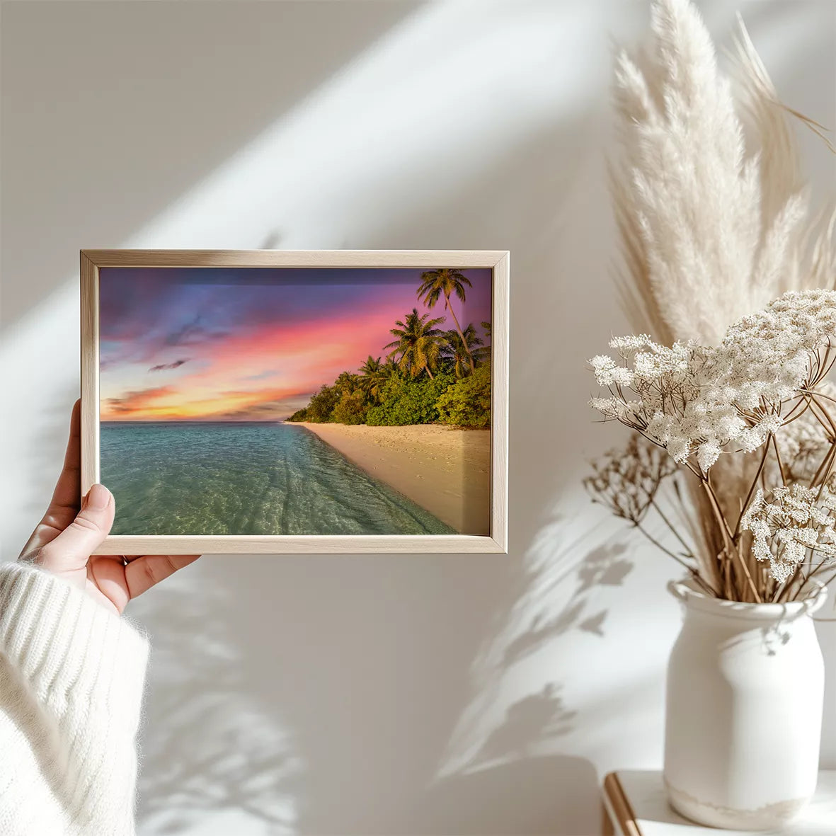 エメラルドグリーンの海と夕焼け空が織りなす南国ビーチの風景