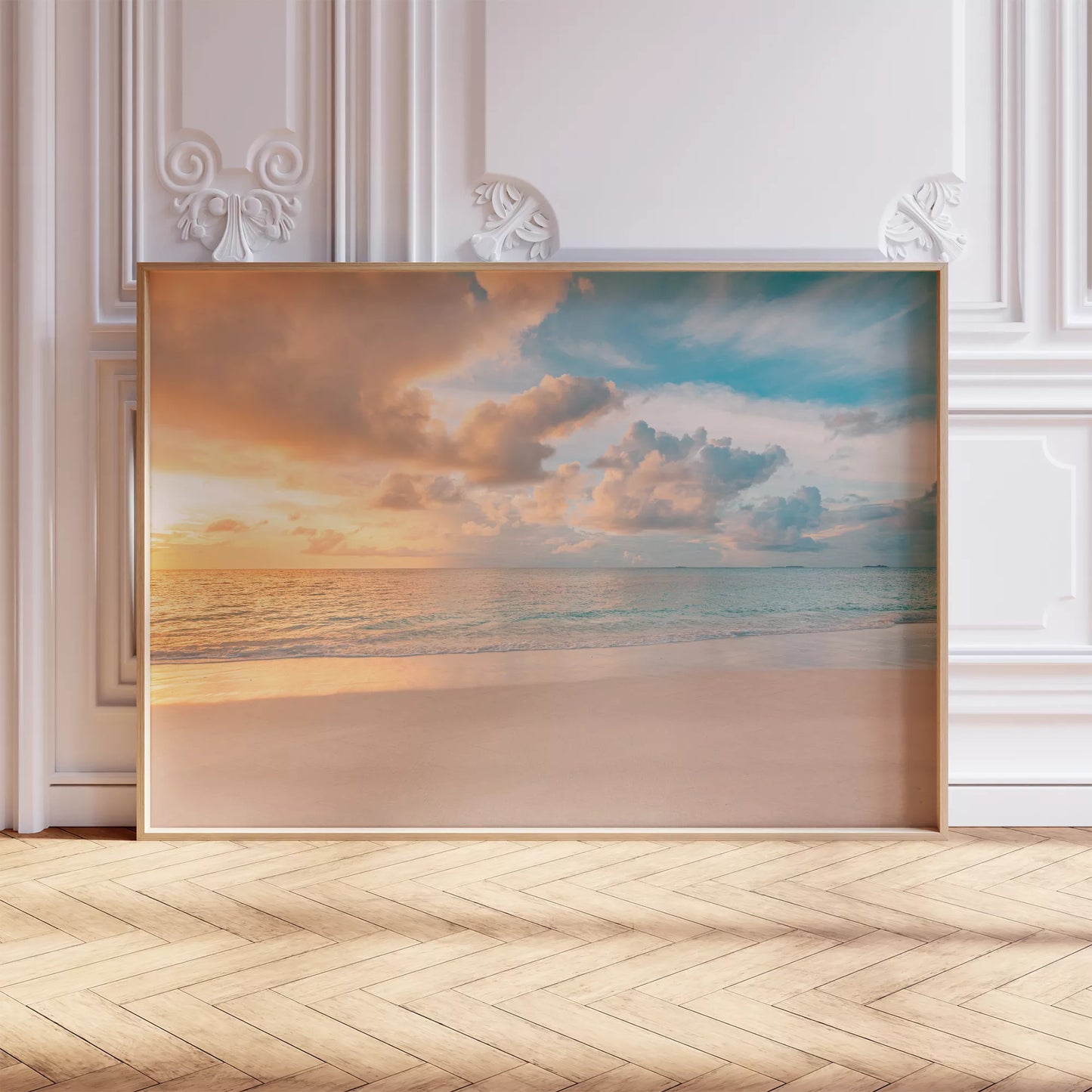 夕暮れの砂浜と穏やかな海、オレンジ色の空と青い海の風景