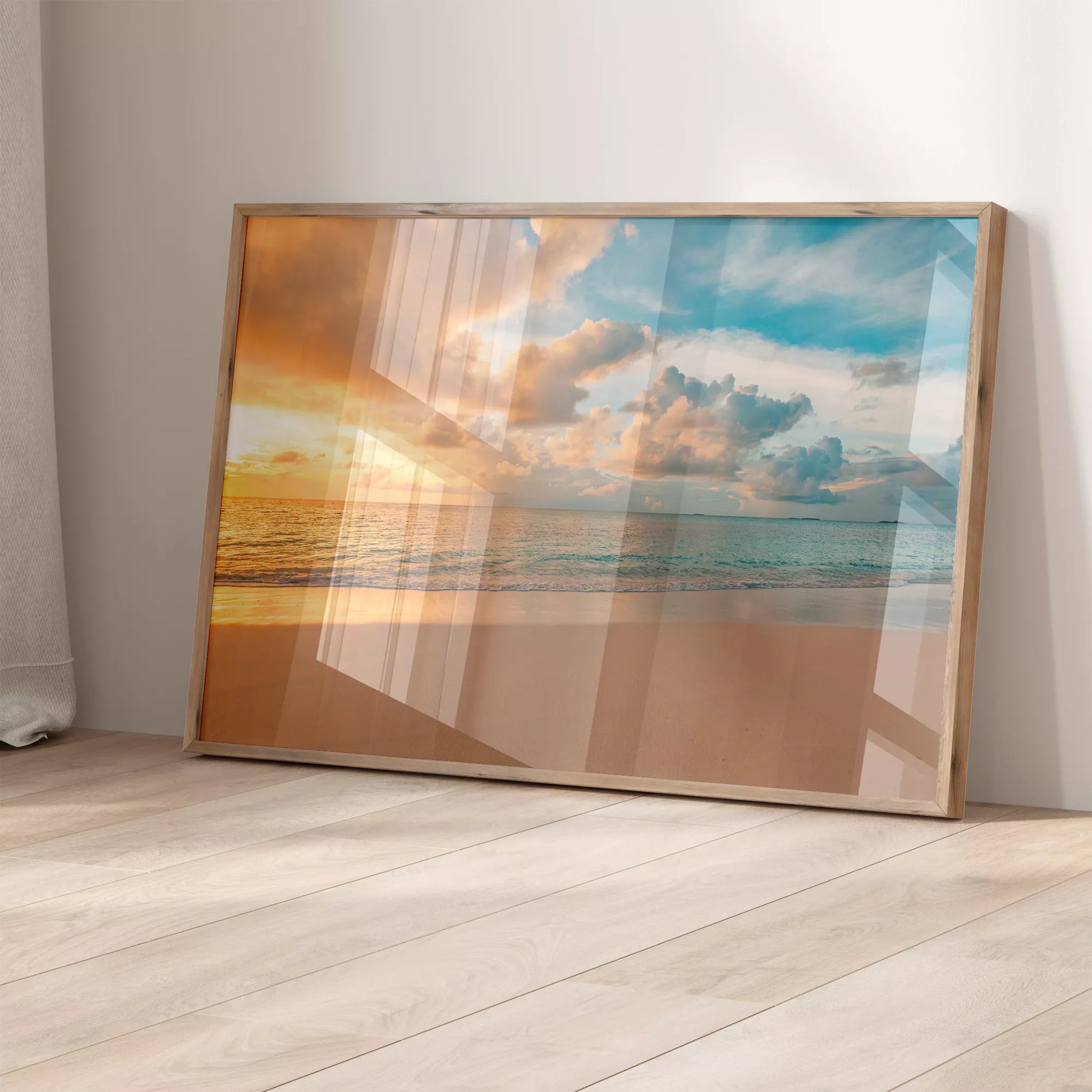 夕暮れの砂浜と穏やかな海、オレンジ色の空と青い海の風景