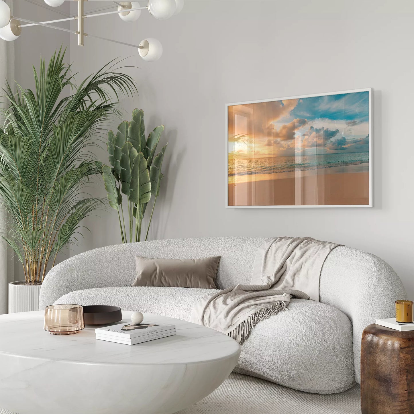 夕暮れの砂浜と穏やかな海、オレンジ色の空と青い海の風景