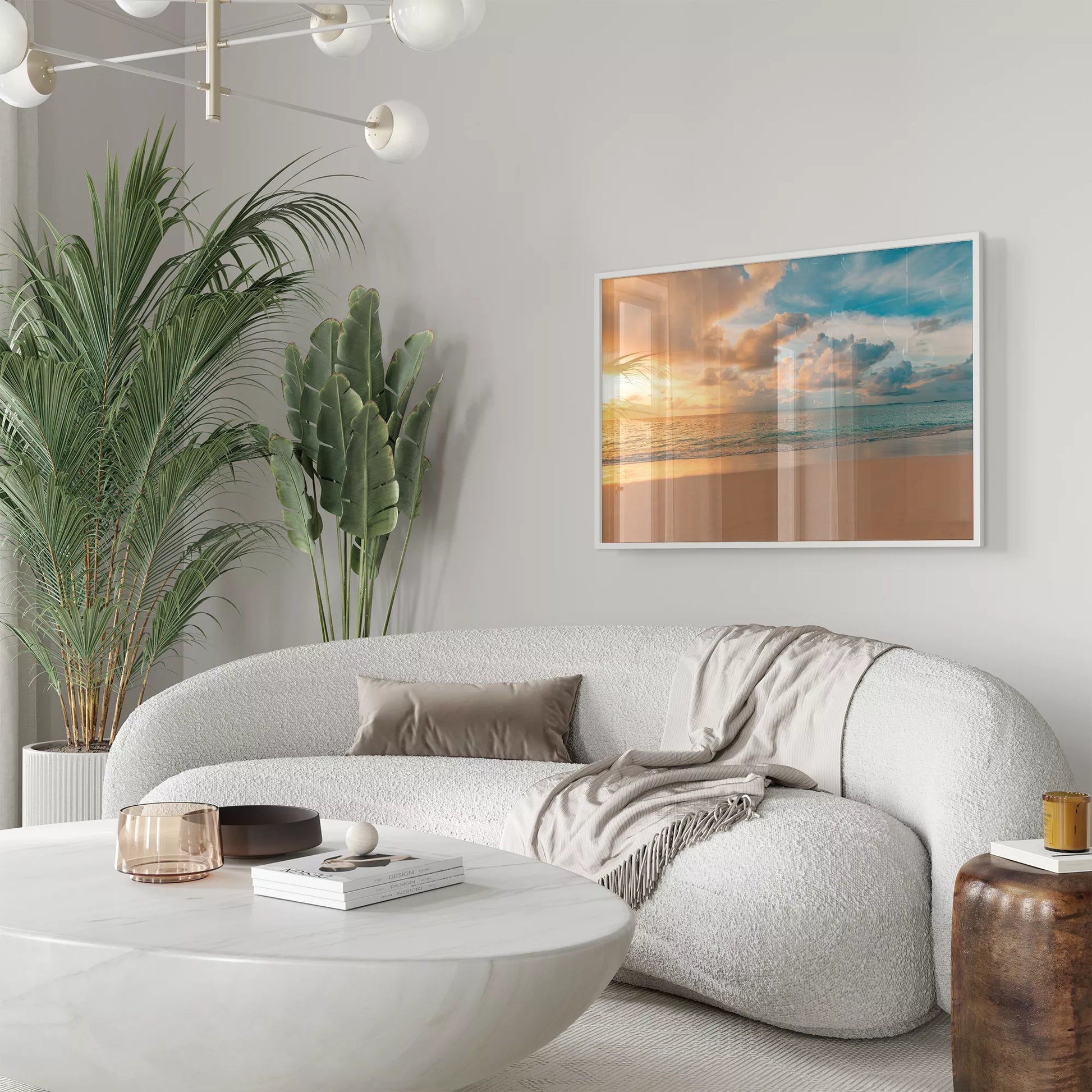 夕暮れの砂浜と穏やかな海、オレンジ色の空と青い海の風景