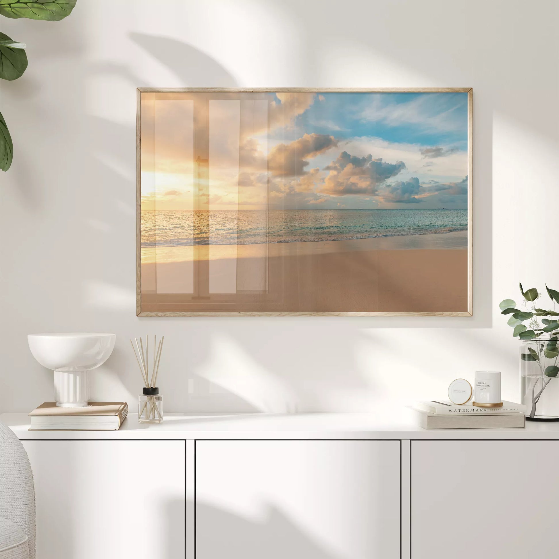 夕暮れの砂浜と穏やかな海、オレンジ色の空と青い海の風景