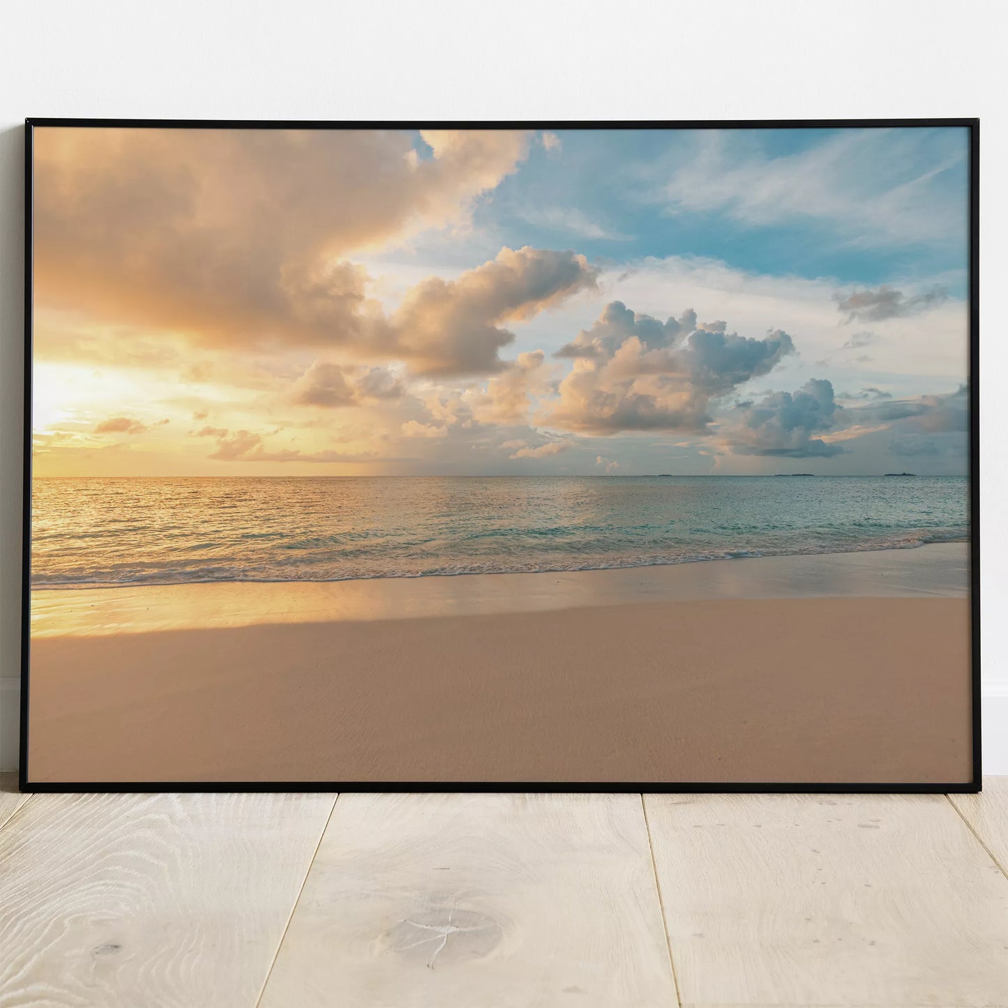 夕暮れの砂浜と穏やかな海、オレンジ色の空と青い海の風景