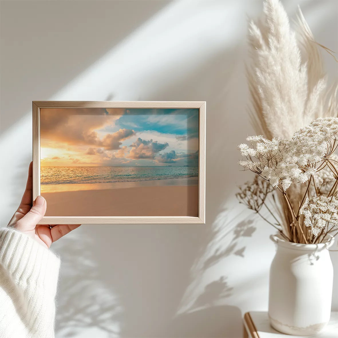 夕暮れの砂浜と穏やかな海、オレンジ色の空と青い海の風景