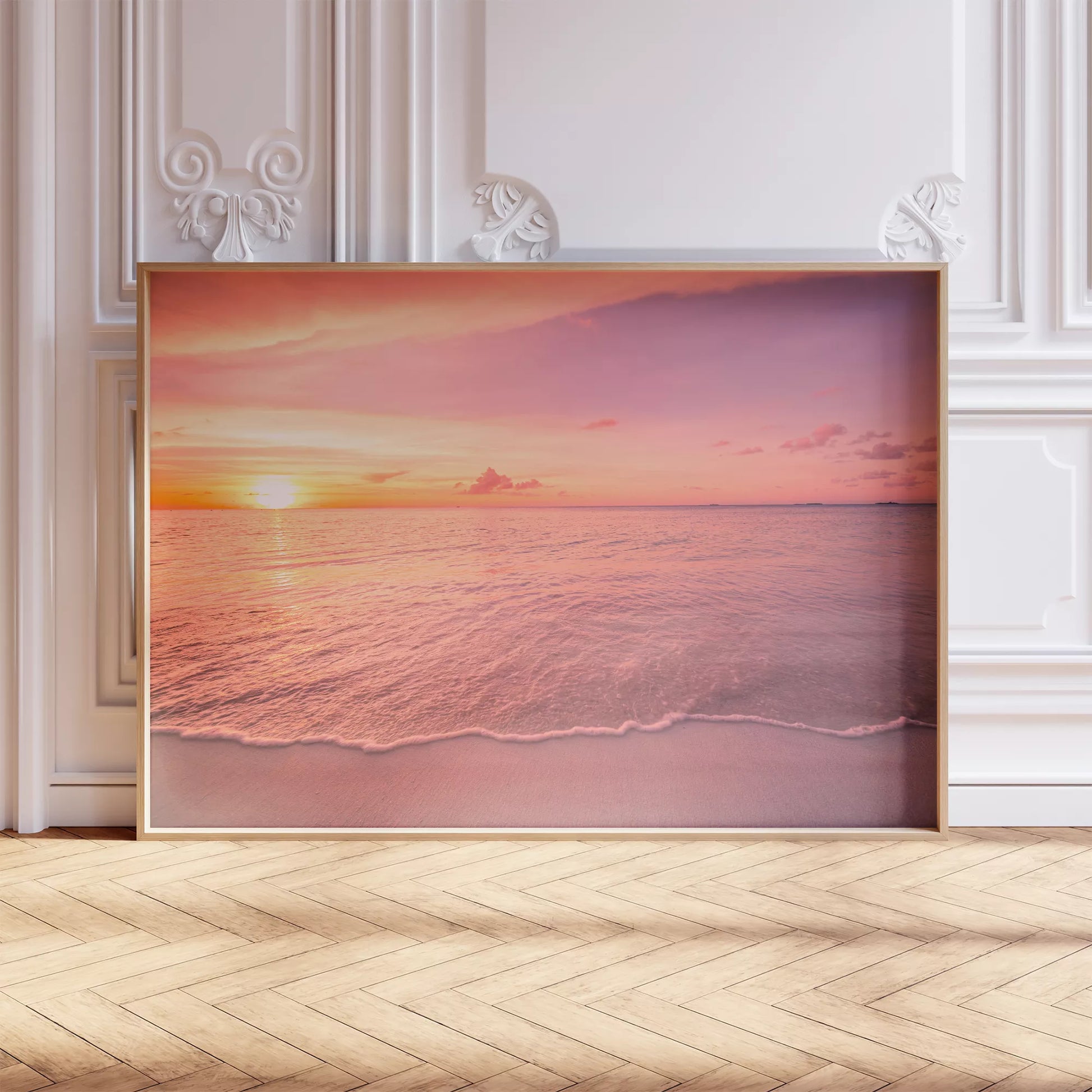 ピンク色の夕暮れ空と波打ち際の癒しの海景色