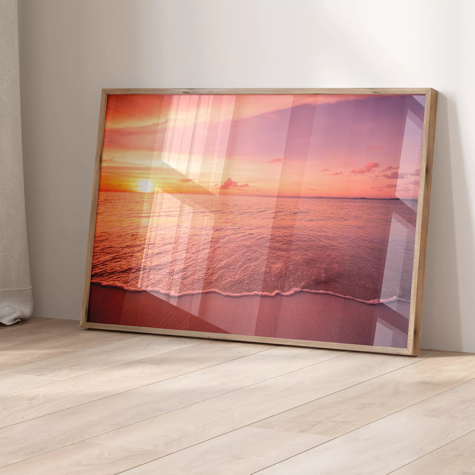 ピンク色の夕暮れ空と波打ち際の癒しの海景色