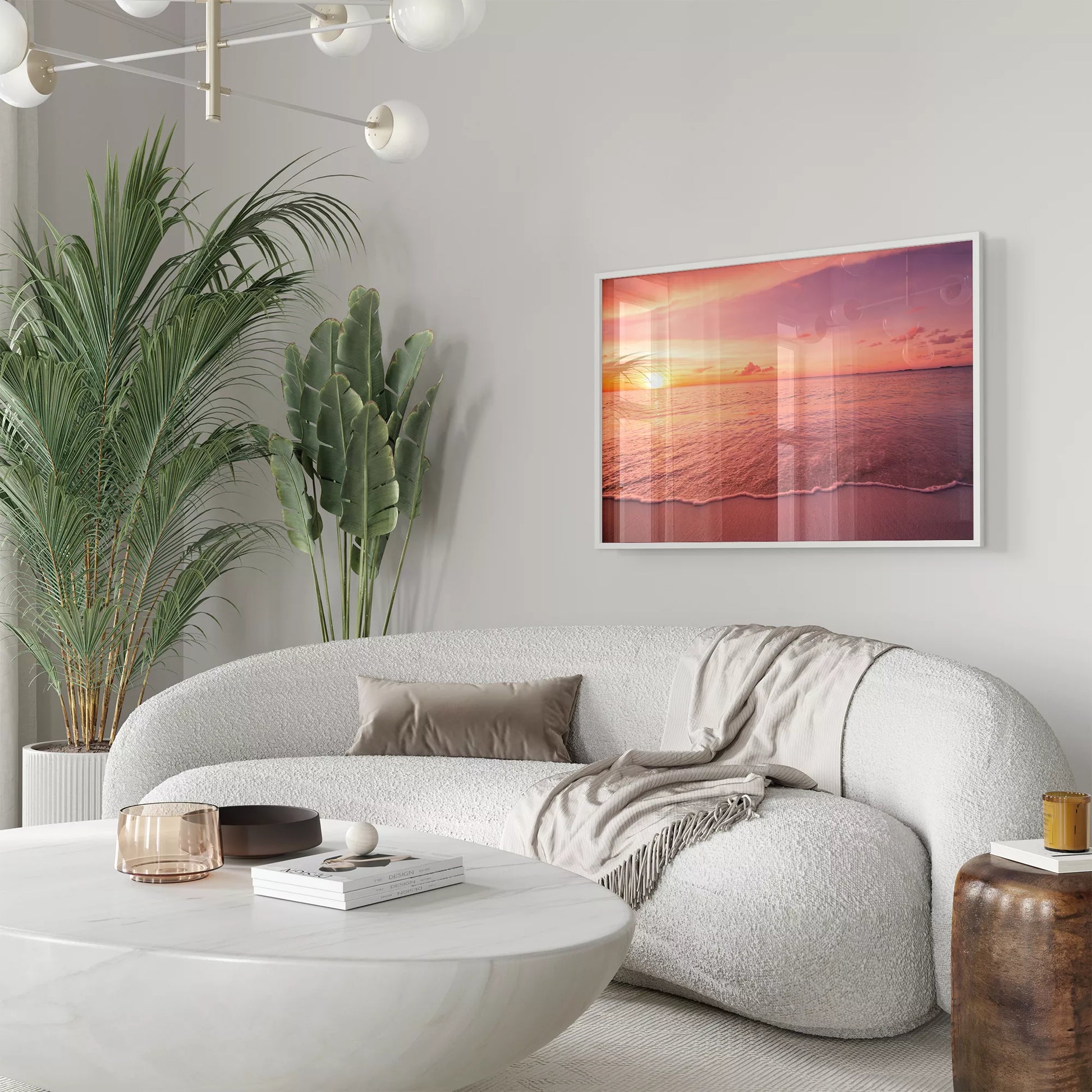 ピンク色の夕暮れ空と波打ち際の癒しの海景色