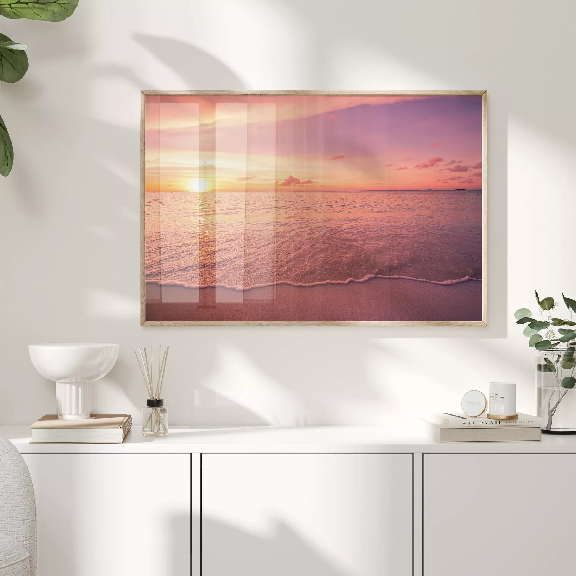 ピンク色の夕暮れ空と波打ち際の癒しの海景色