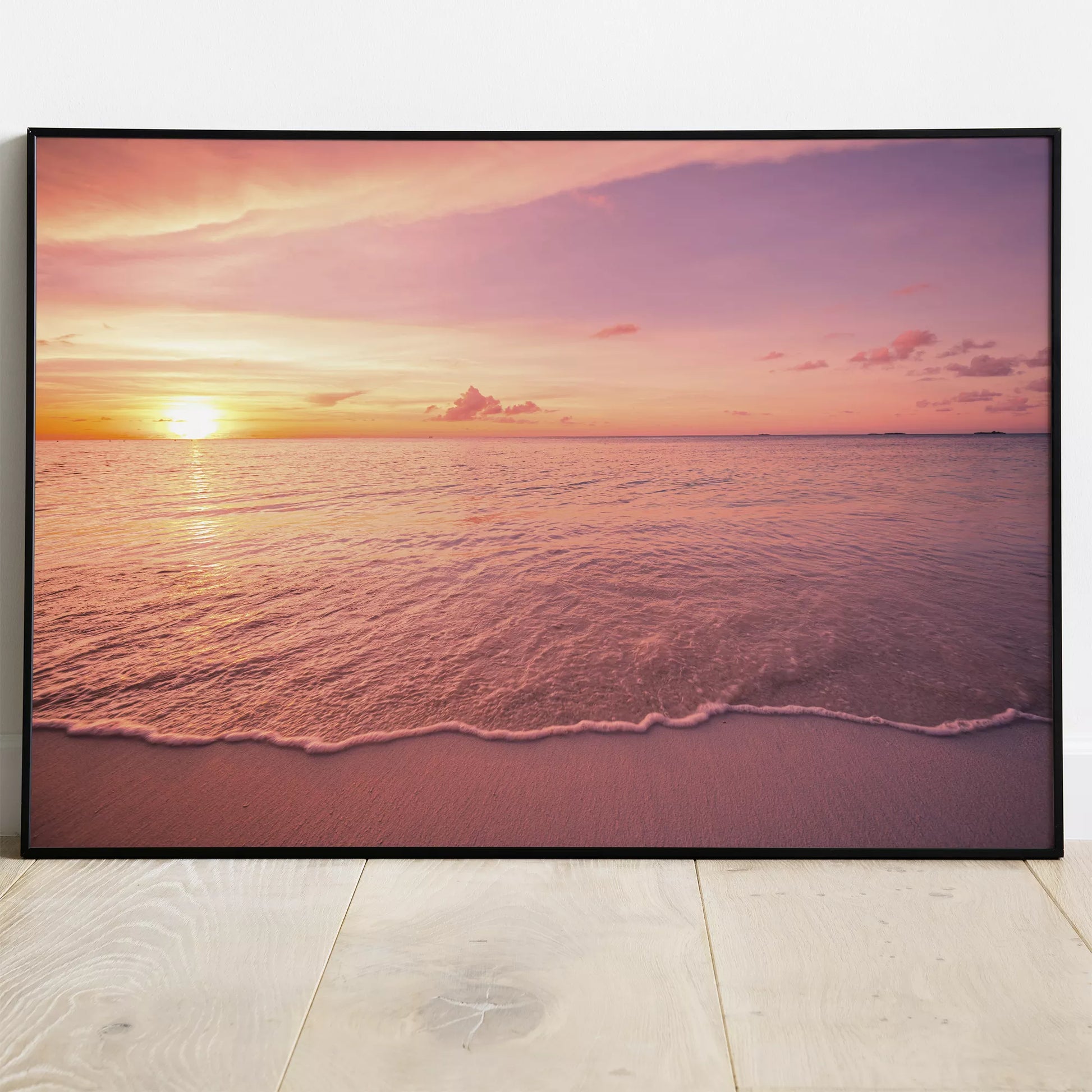 ピンク色の夕暮れ空と波打ち際の癒しの海景色