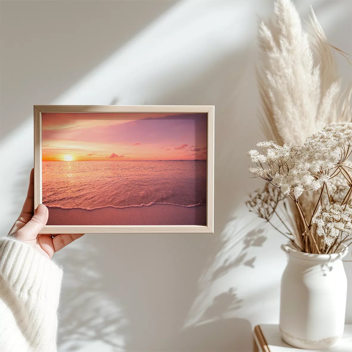 ピンク色の夕暮れ空と波打ち際の癒しの海景色