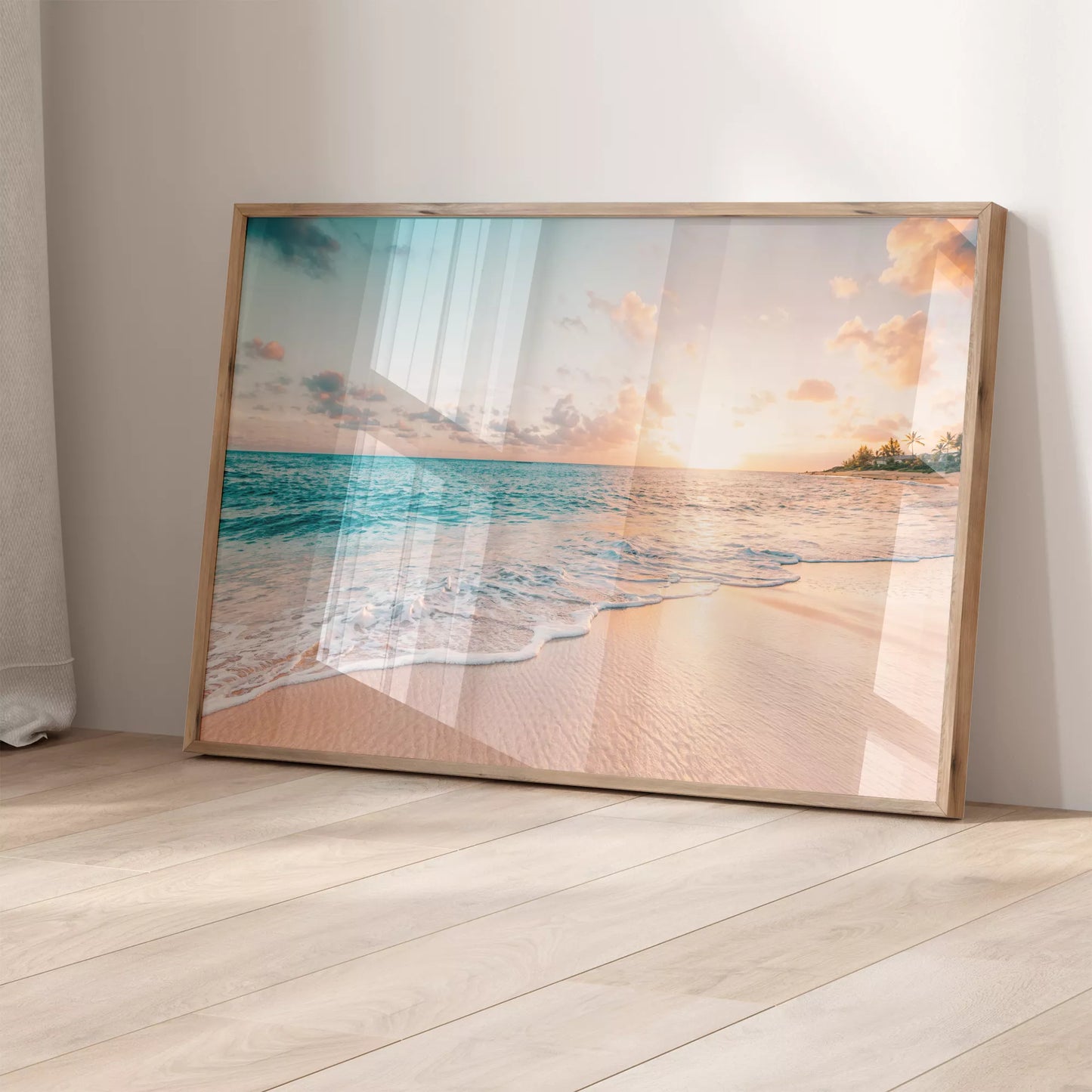 夕暮れのビーチで打ち寄せる波とエメラルドグリーンの海の風景