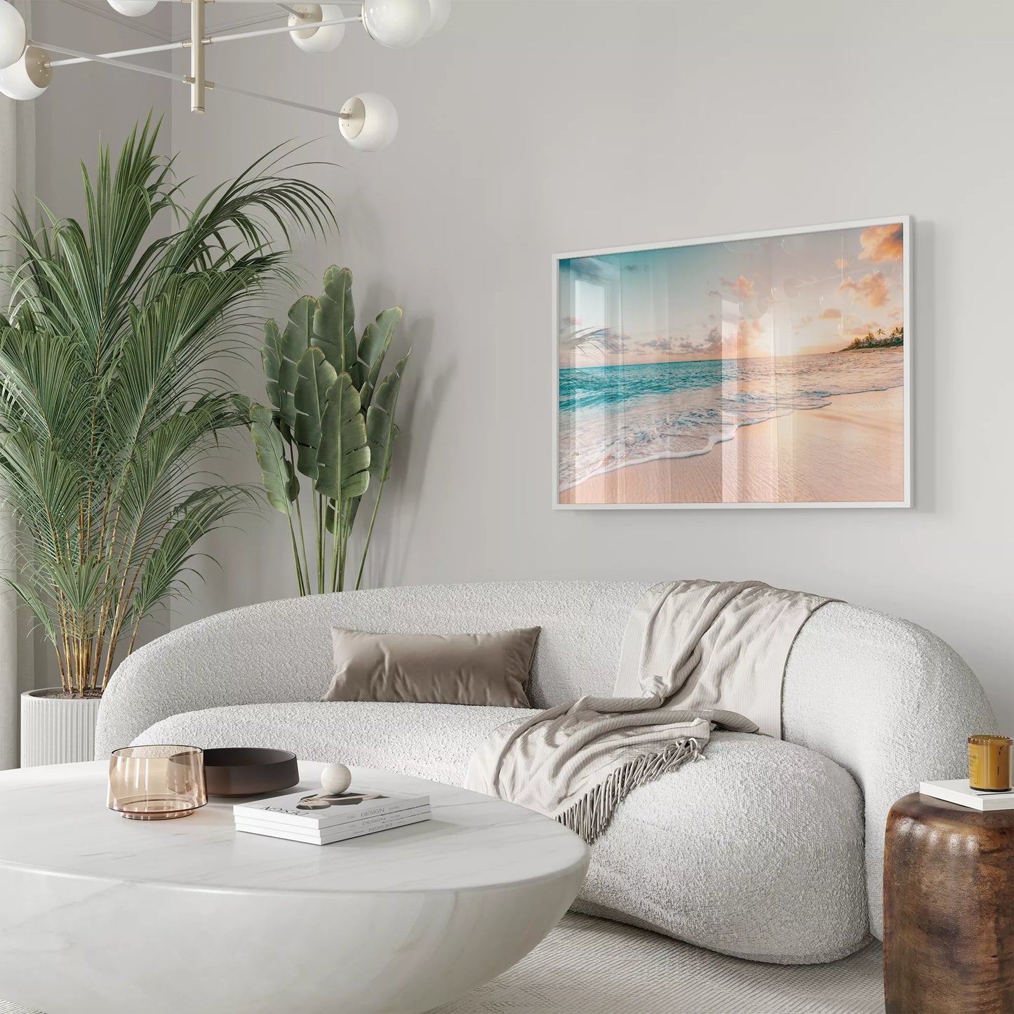 夕暮れのビーチで打ち寄せる波とエメラルドグリーンの海の風景