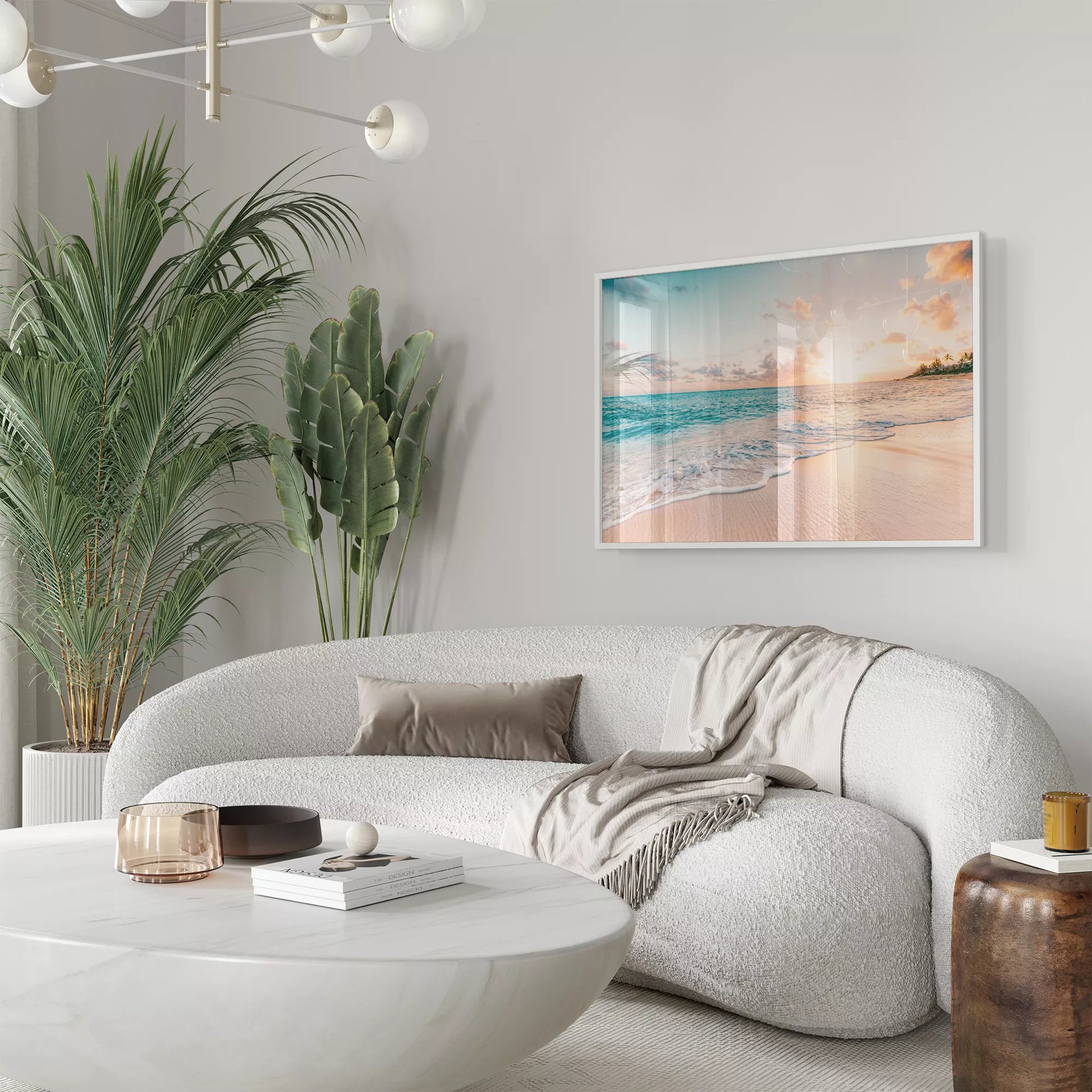 夕暮れのビーチで打ち寄せる波とエメラルドグリーンの海の風景