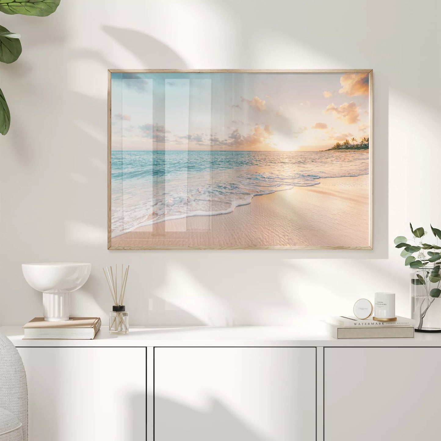 夕暮れのビーチで打ち寄せる波とエメラルドグリーンの海の風景