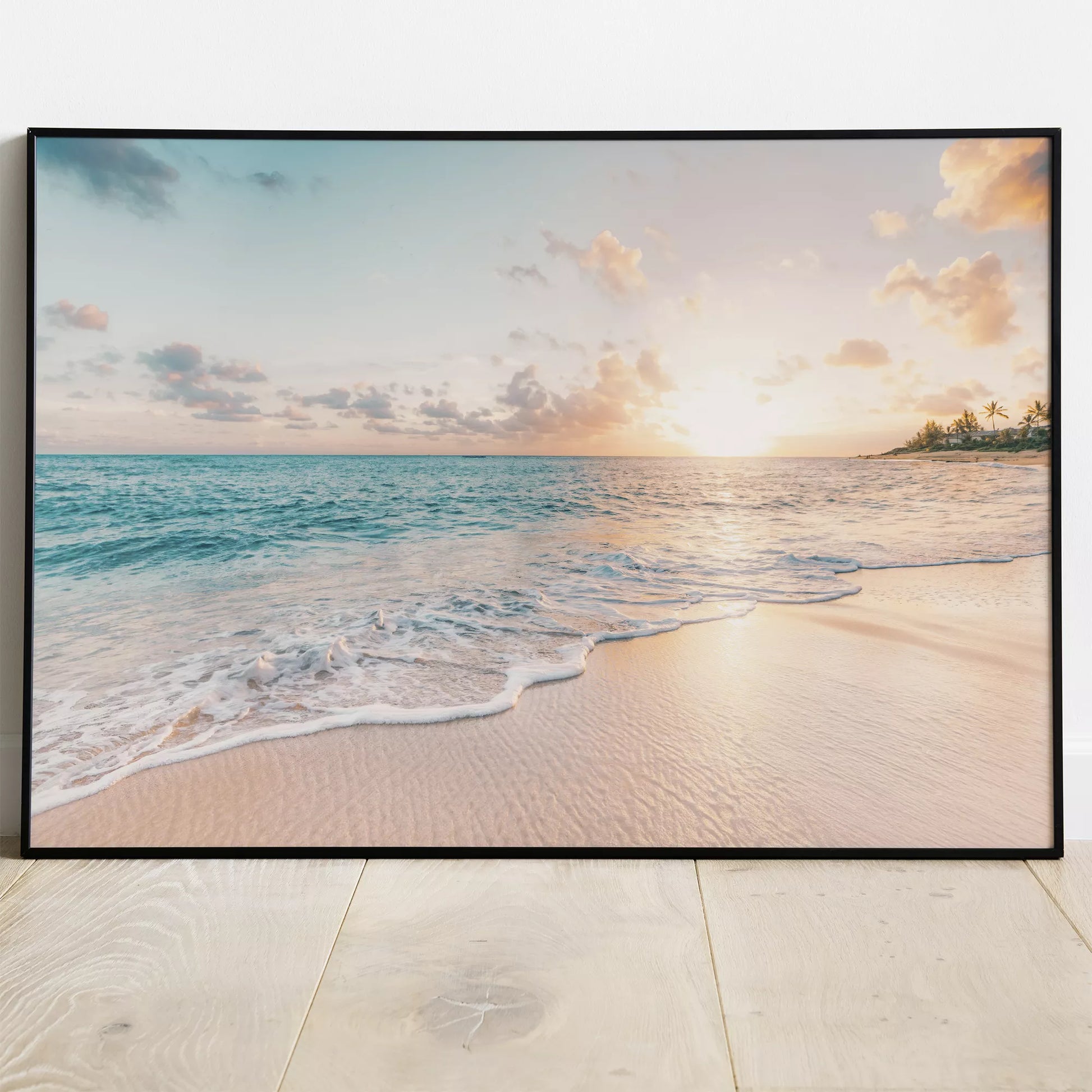 夕暮れのビーチで打ち寄せる波とエメラルドグリーンの海の風景