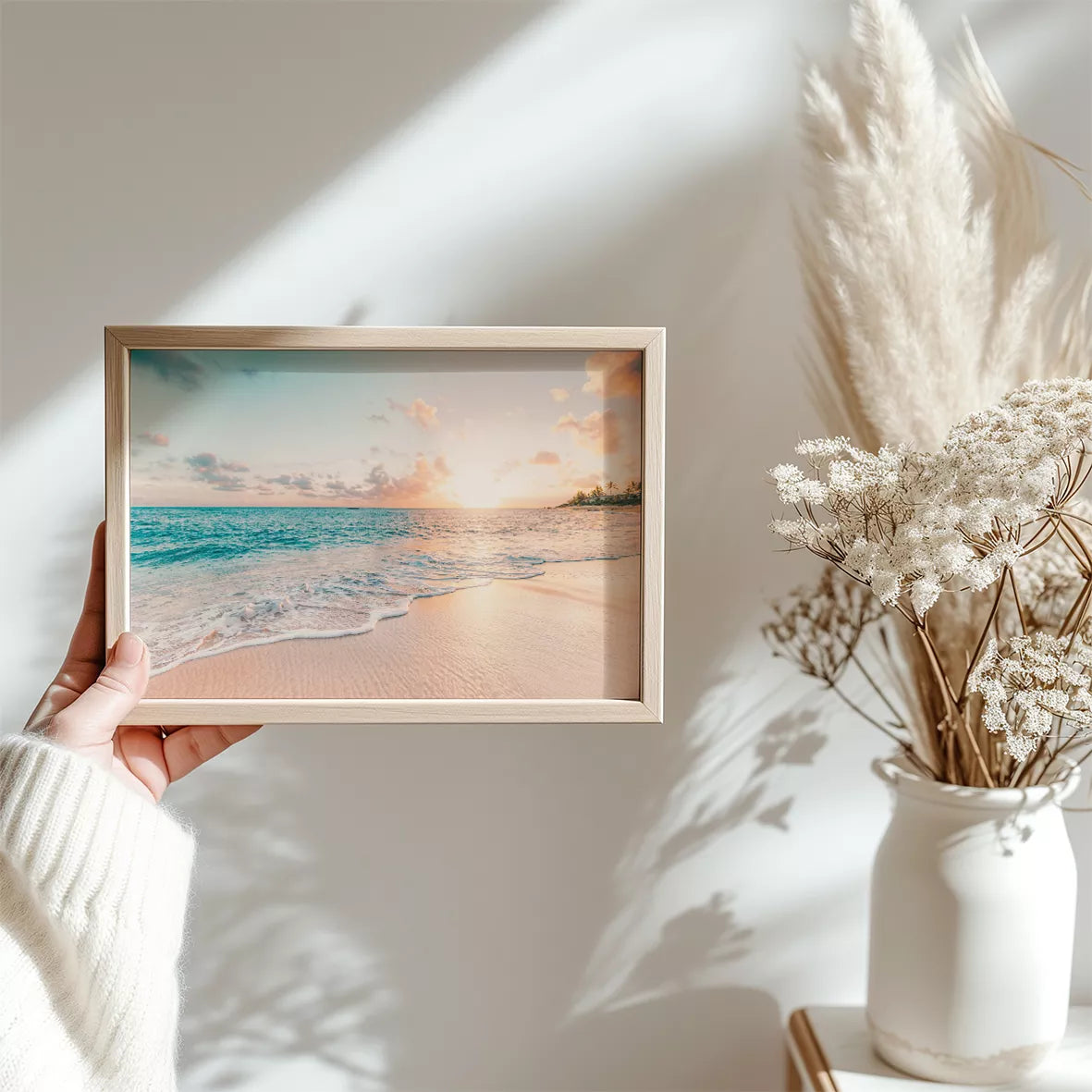 夕暮れのビーチで打ち寄せる波とエメラルドグリーンの海の風景