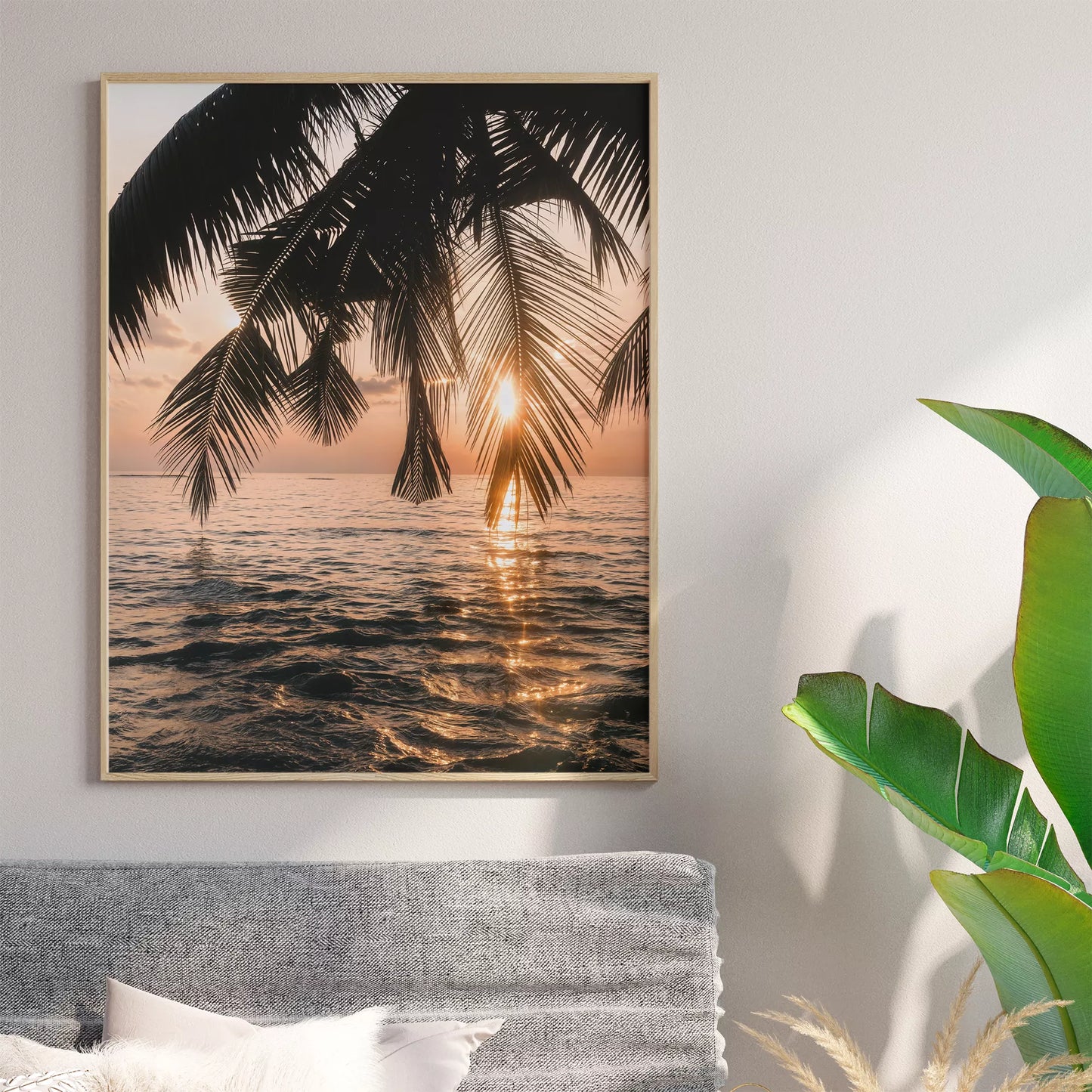 トロピカルなサンセットビーチのヤシの木のシルエット写真、海に沈む夕日の美しい風景