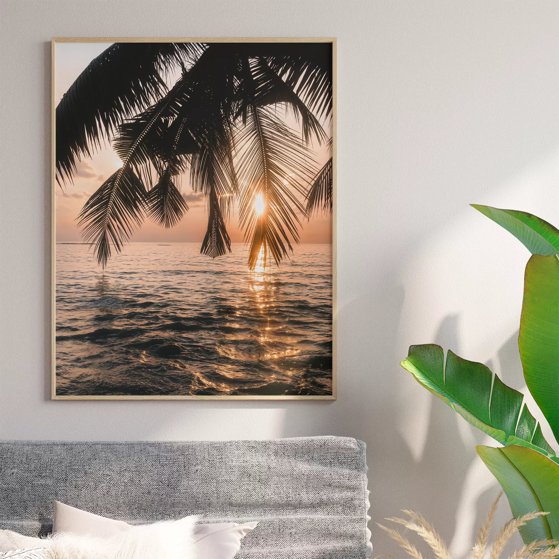 トロピカルなサンセットビーチのヤシの木のシルエット写真、海に沈む夕日の美しい風景