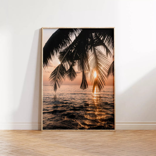 トロピカルなサンセットビーチのヤシの木のシルエット写真、海に沈む夕日の美しい風景