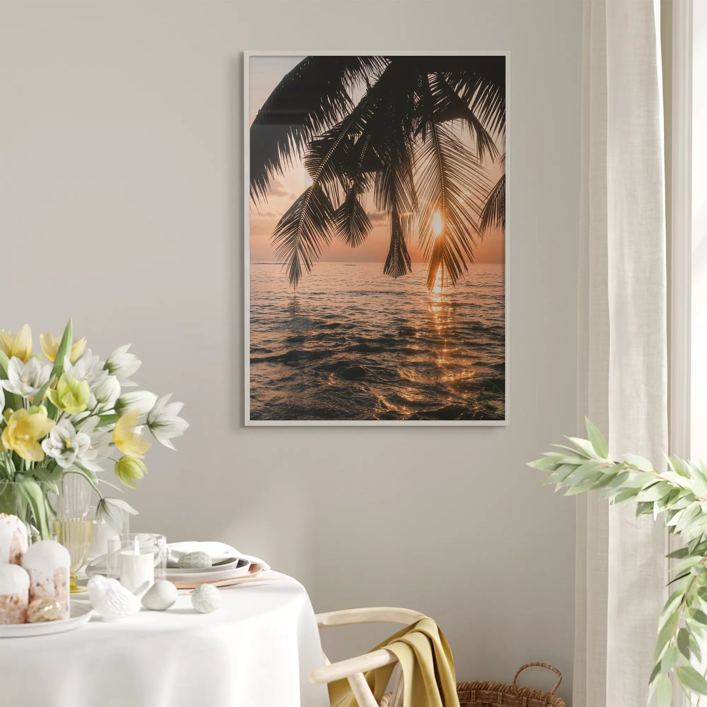 トロピカルなサンセットビーチのヤシの木のシルエット写真、海に沈む夕日の美しい風景