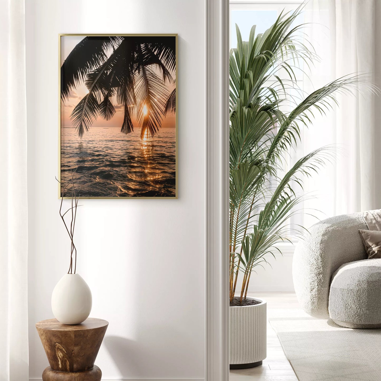 トロピカルなサンセットビーチのヤシの木のシルエット写真、海に沈む夕日の美しい風景