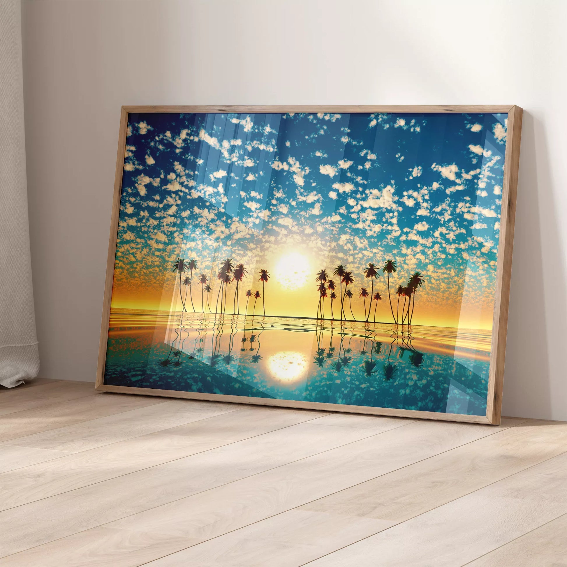 黄金色の夕日とヤシの木のシルエット、青空に広がる雲の反射風景