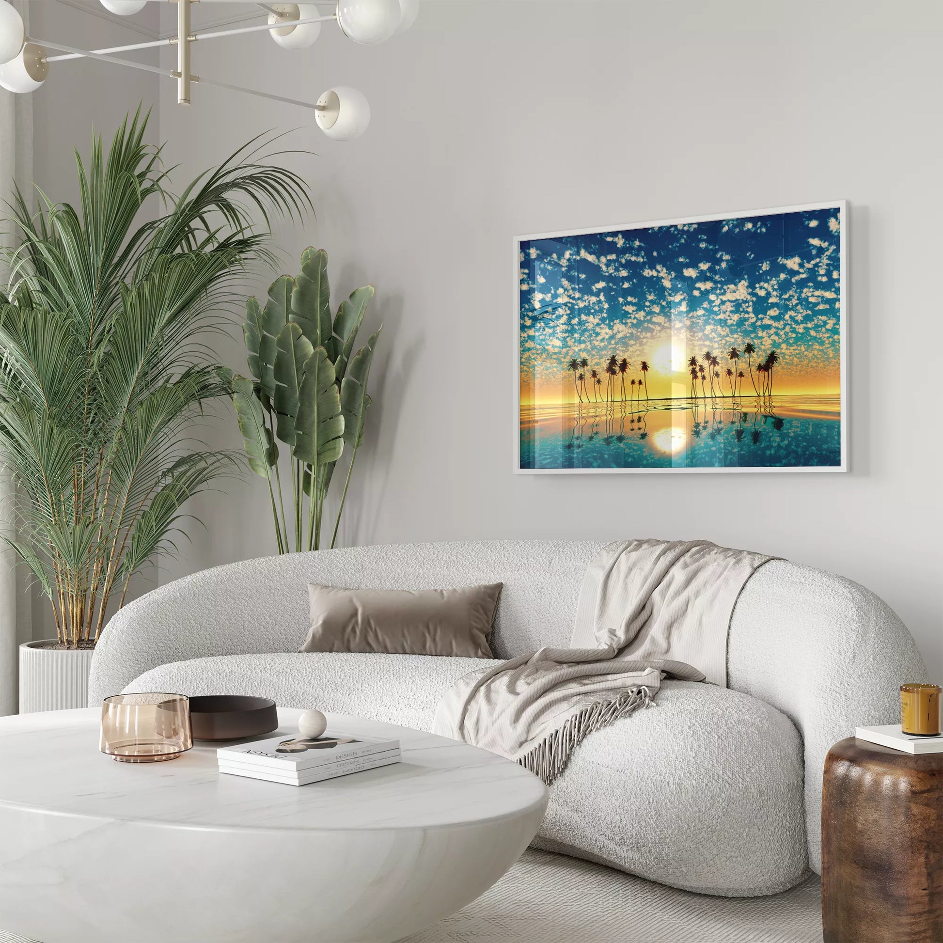 黄金色の夕日とヤシの木のシルエット、青空に広がる雲の反射風景