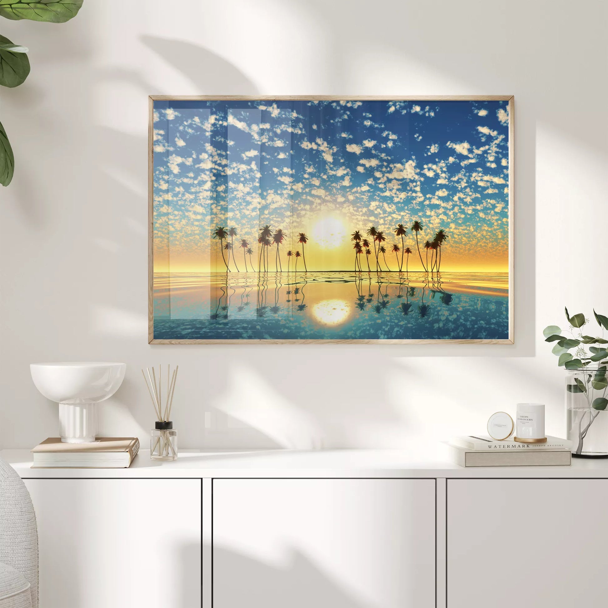 黄金色の夕日とヤシの木のシルエット、青空に広がる雲の反射風景